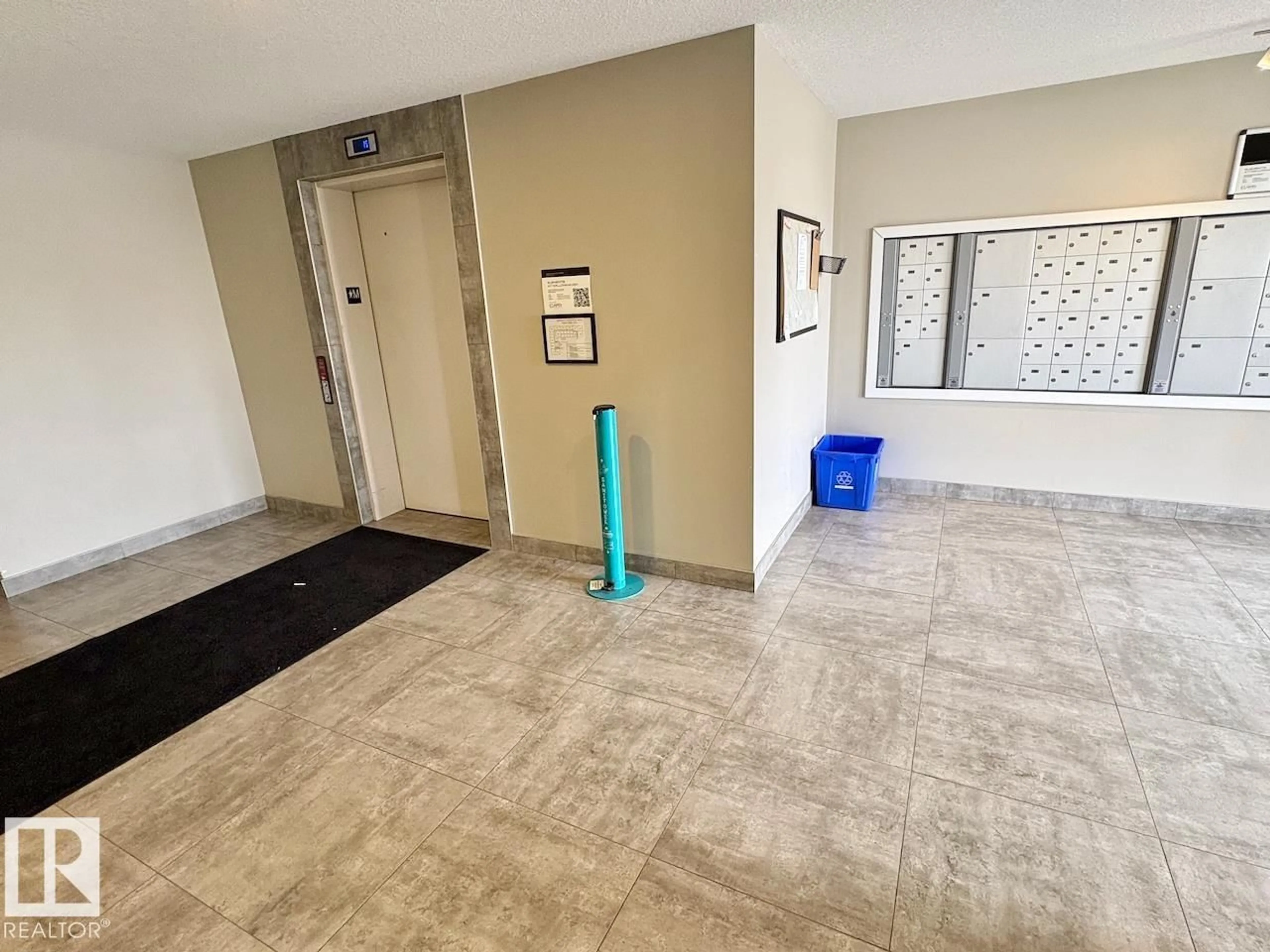 Indoor foyer for #417 - 5404 7 AV SW, Edmonton Alberta T6X2A8