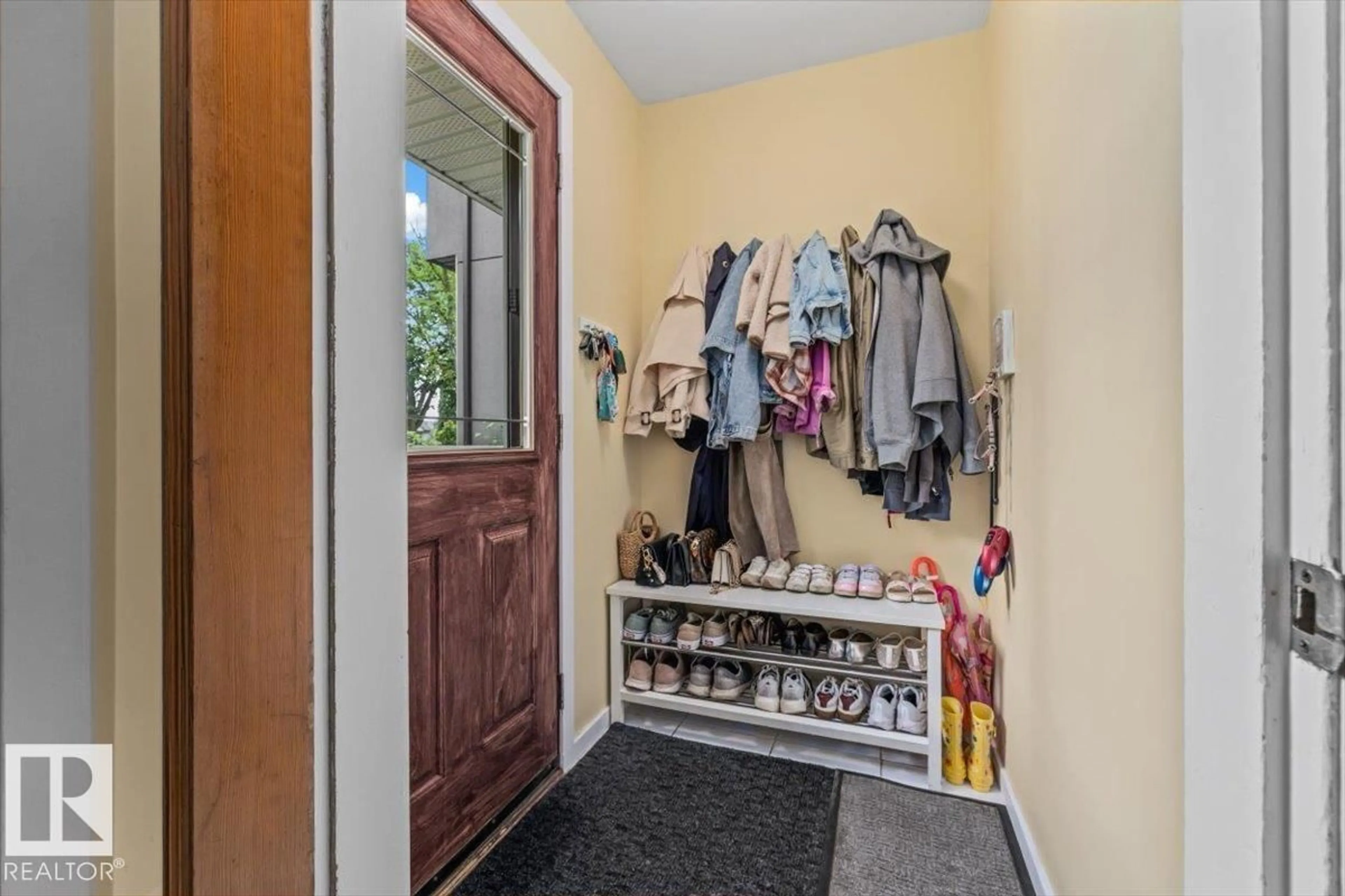 Indoor entryway for 11430 122 ST, Edmonton Alberta T5M0B9