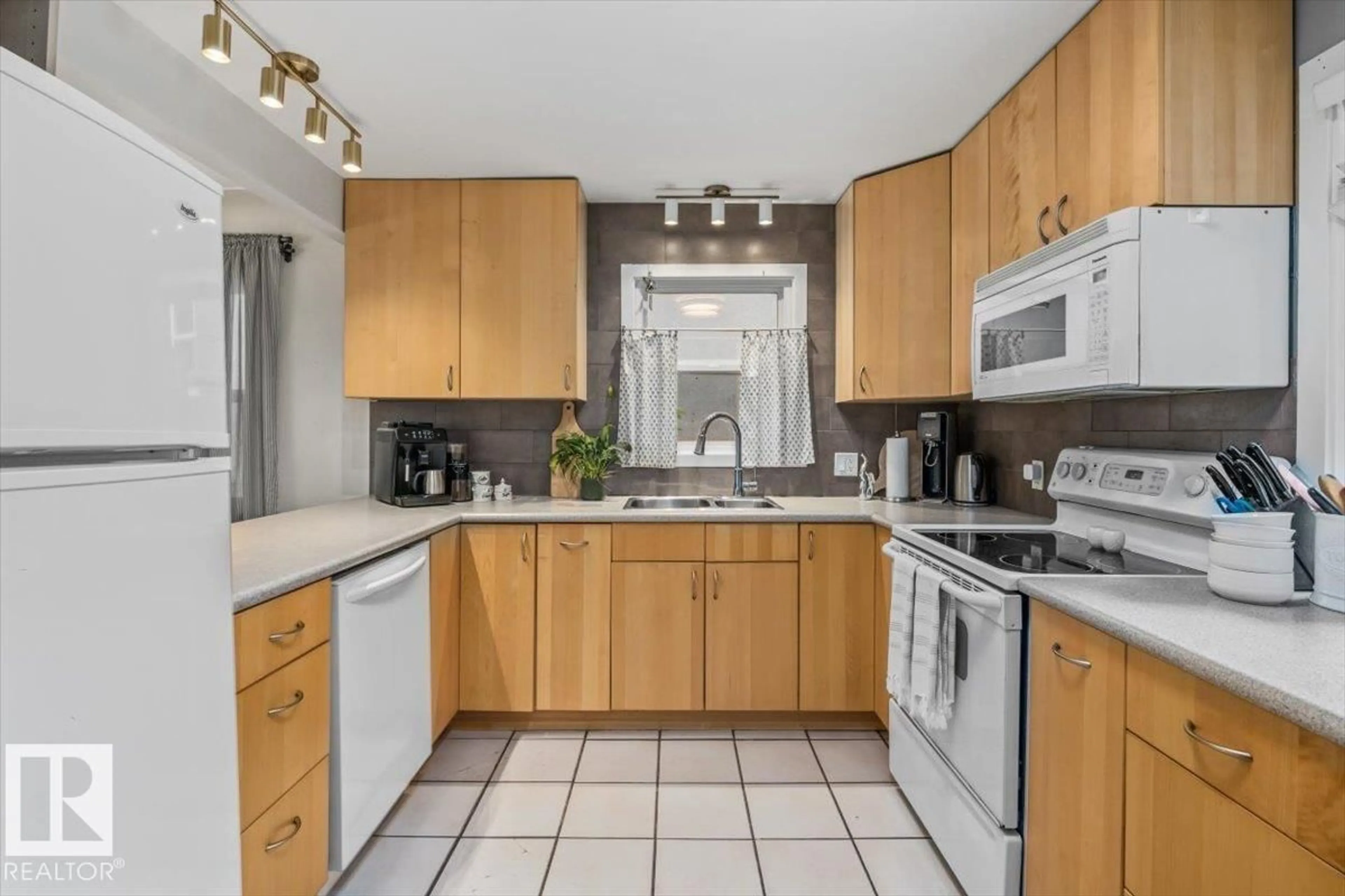 Standard kitchen, unknown for 11430 122 ST, Edmonton Alberta T5M0B9