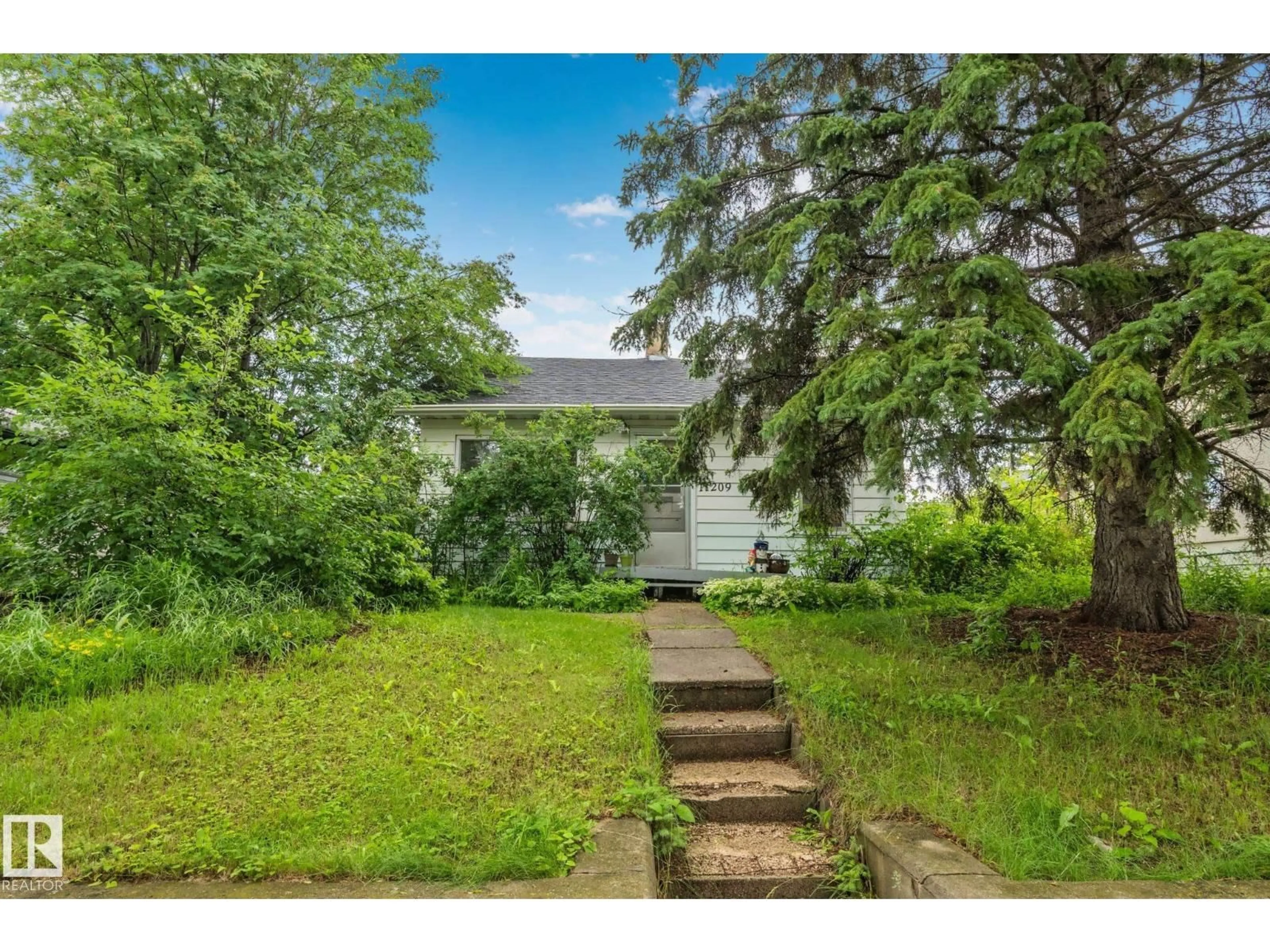 A pic from outside/outdoor area/front of a property/back of a property/a pic from drone, street for 11209 38 ST, Edmonton Alberta T5W2G3