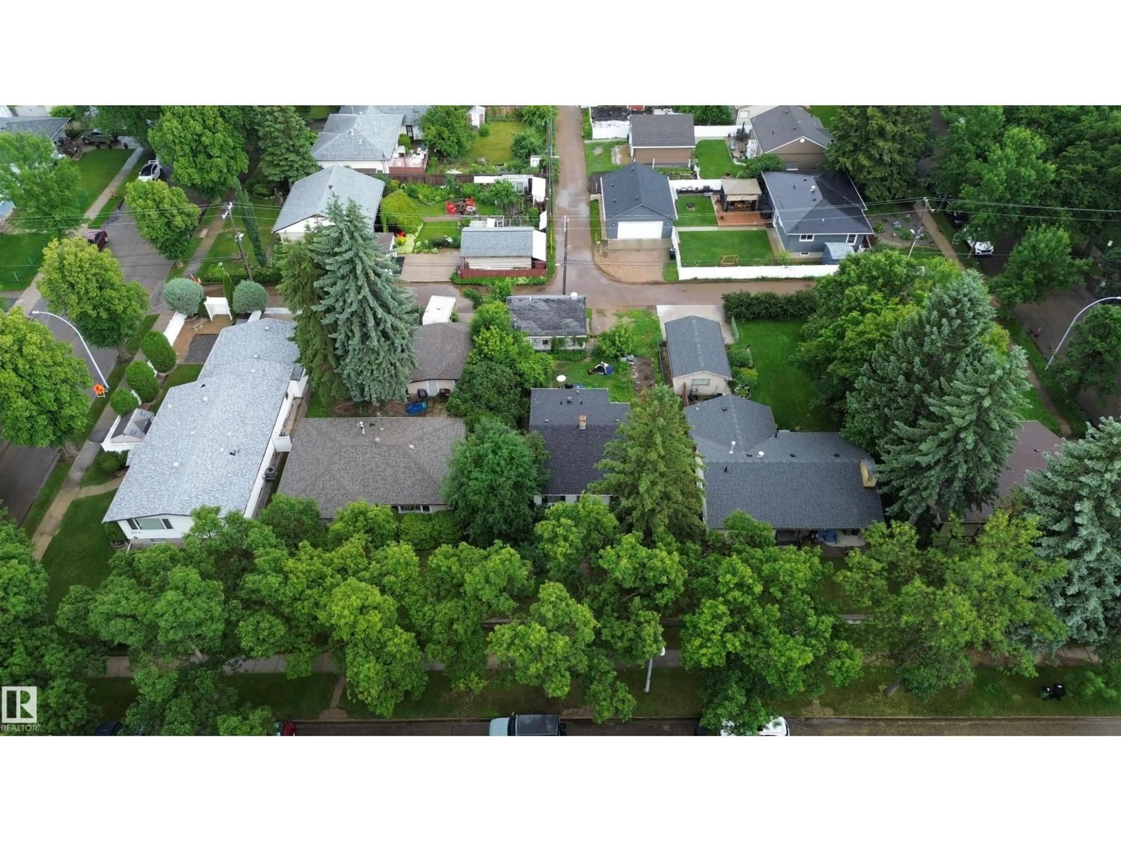 A pic from outside/outdoor area/front of a property/back of a property/a pic from drone, street for 11209 38 ST, Edmonton Alberta T5W2G3