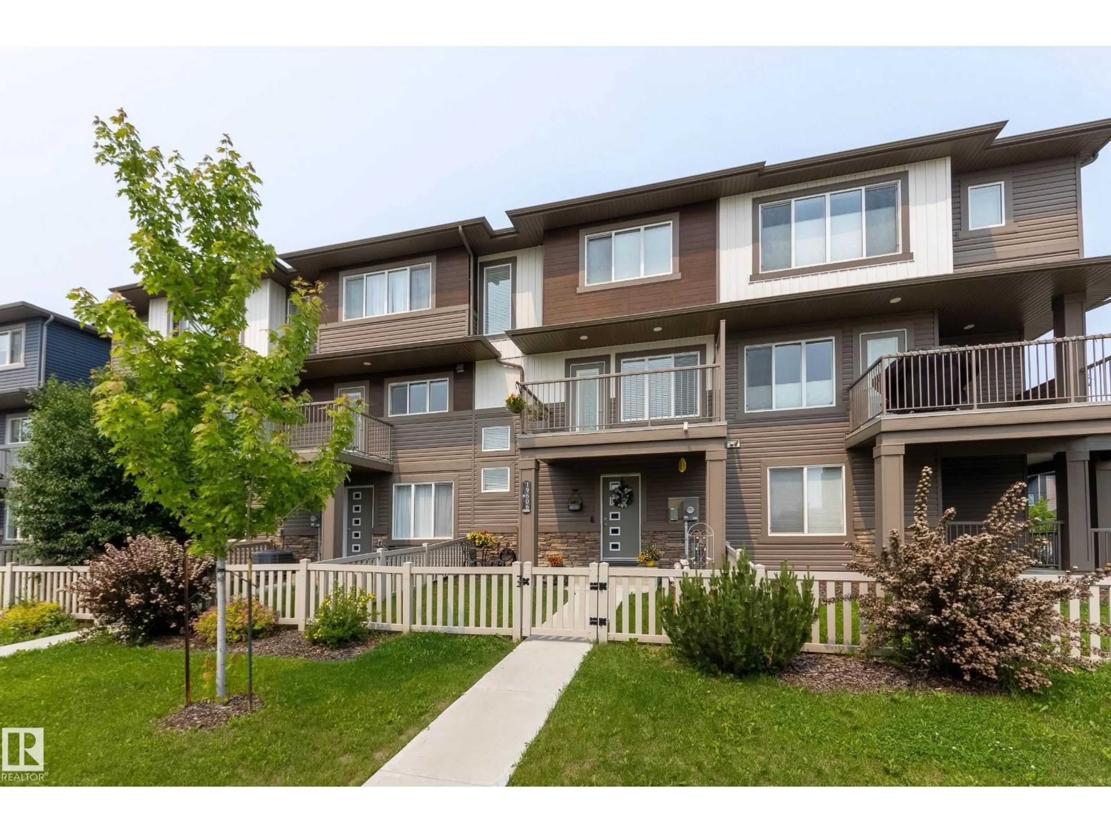 Patio, unknown for 19606 27 AV, Edmonton Alberta T6M0X1