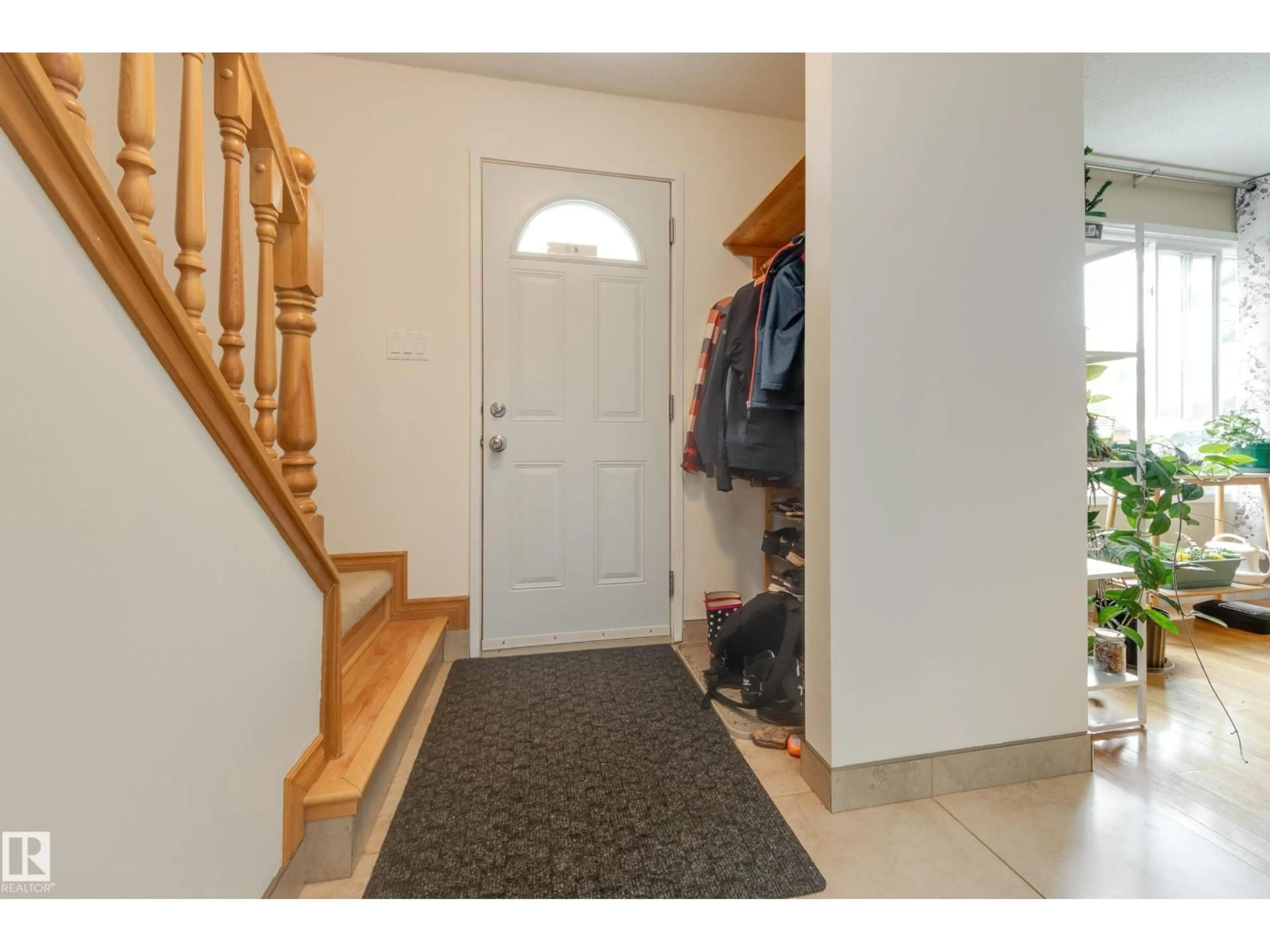 Indoor entryway for 126 PRIMROSE GARDENS GD, Edmonton Alberta T5T0R1