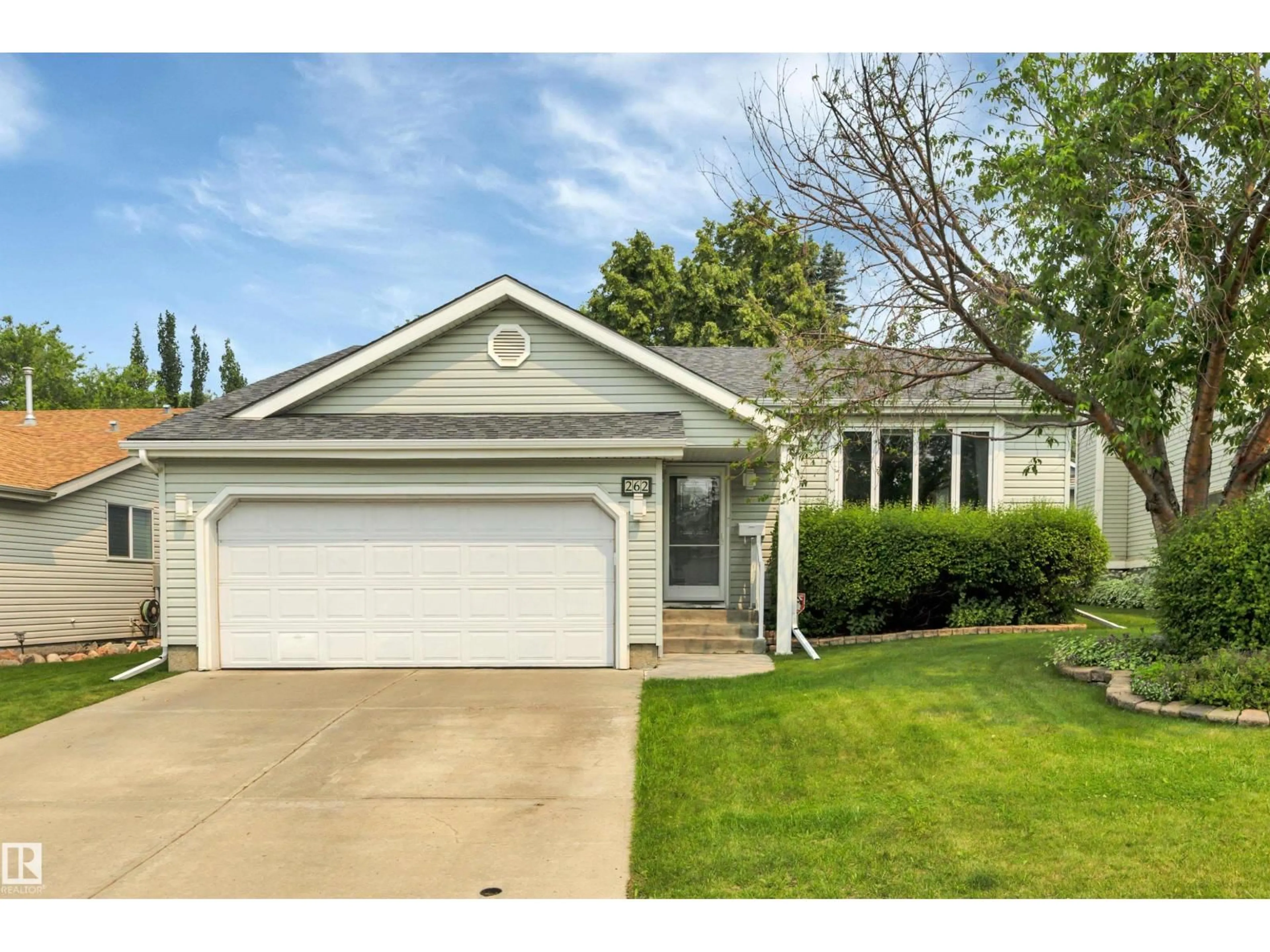 Home with vinyl exterior material, street for 262 VISTA DR, Sherwood Park Alberta T8A4J4
