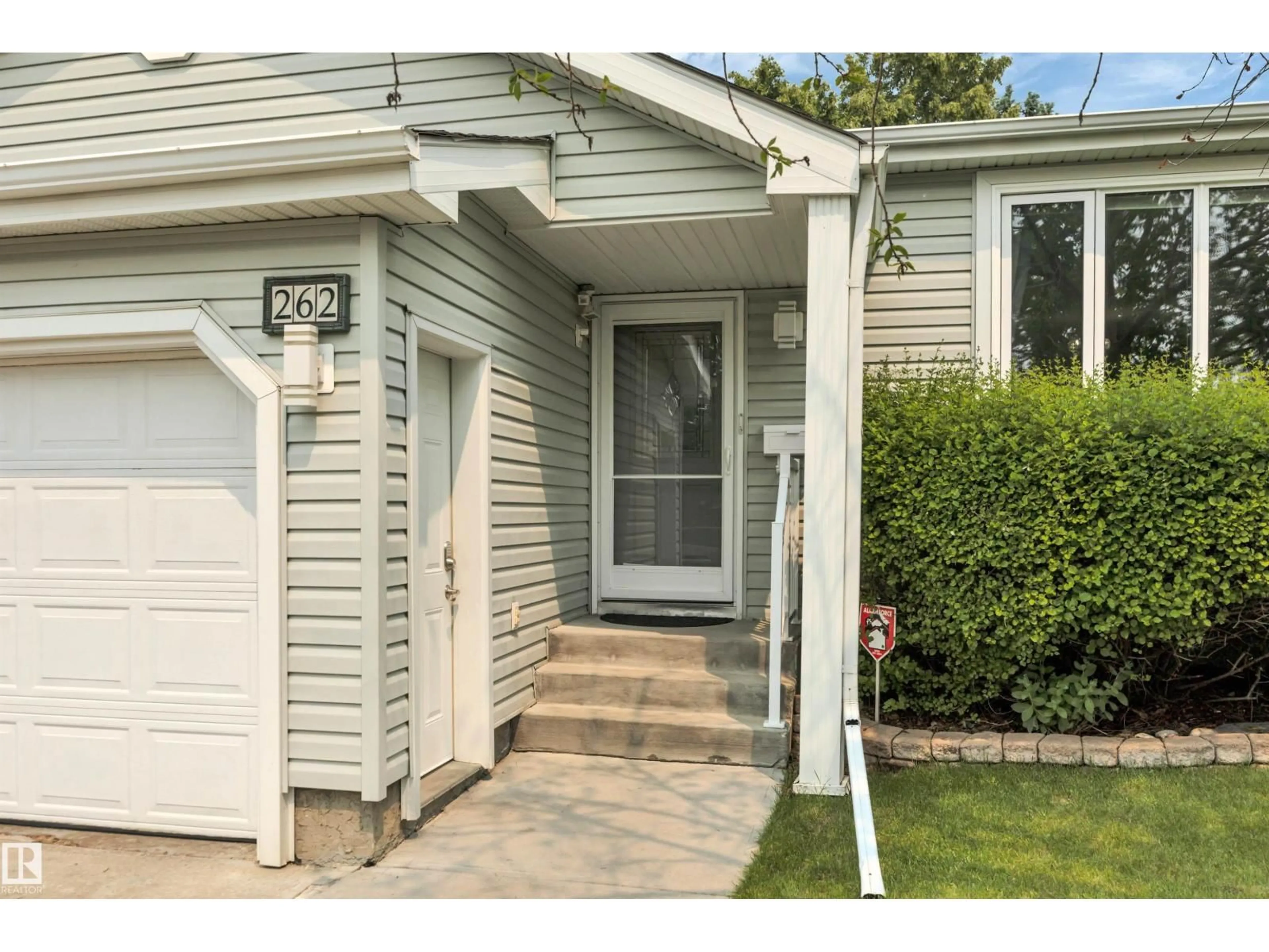 Home with vinyl exterior material, street for 262 VISTA DR, Sherwood Park Alberta T8A4J4