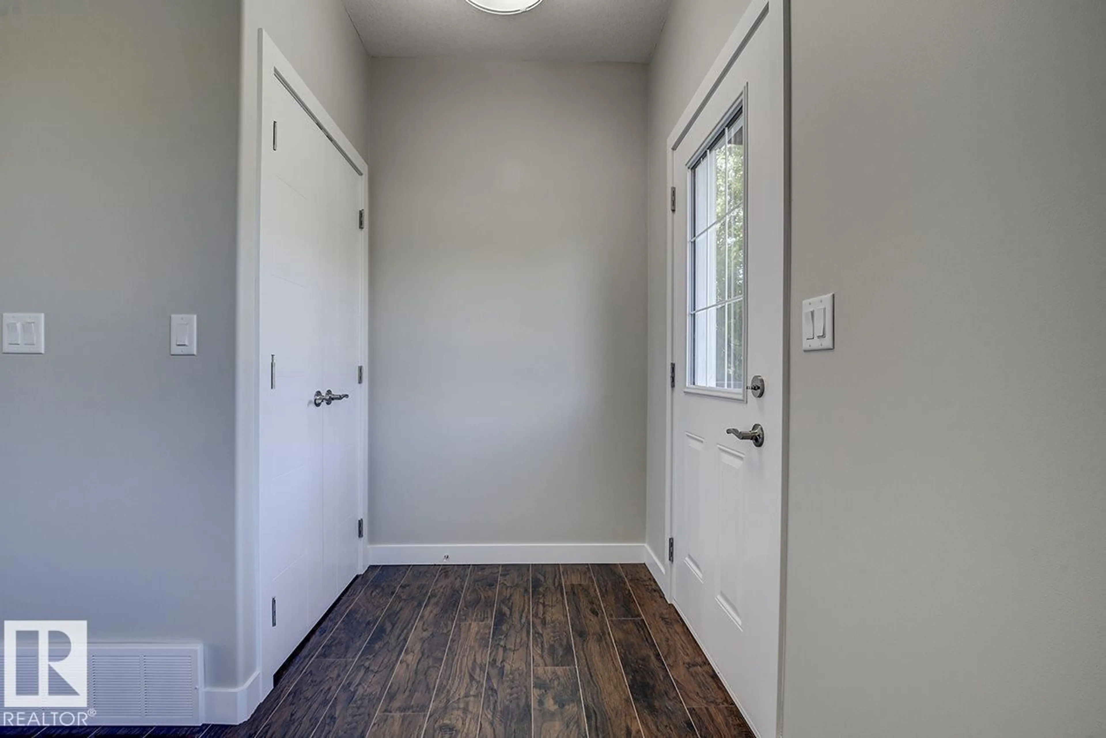 Indoor entryway for 10357 149 ST, Edmonton Alberta T5P1L4