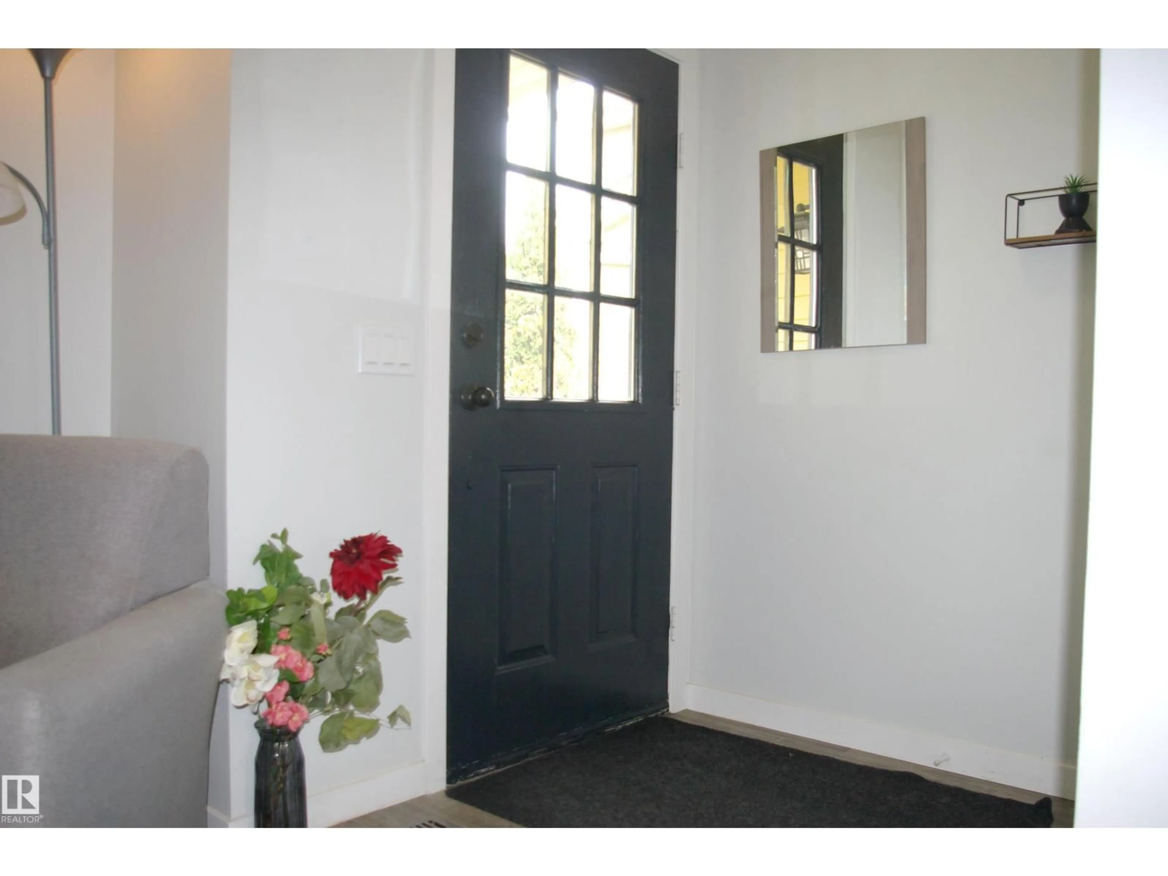 Indoor entryway for 47 BIRCH DR, Gibbons Alberta T0A1N0
