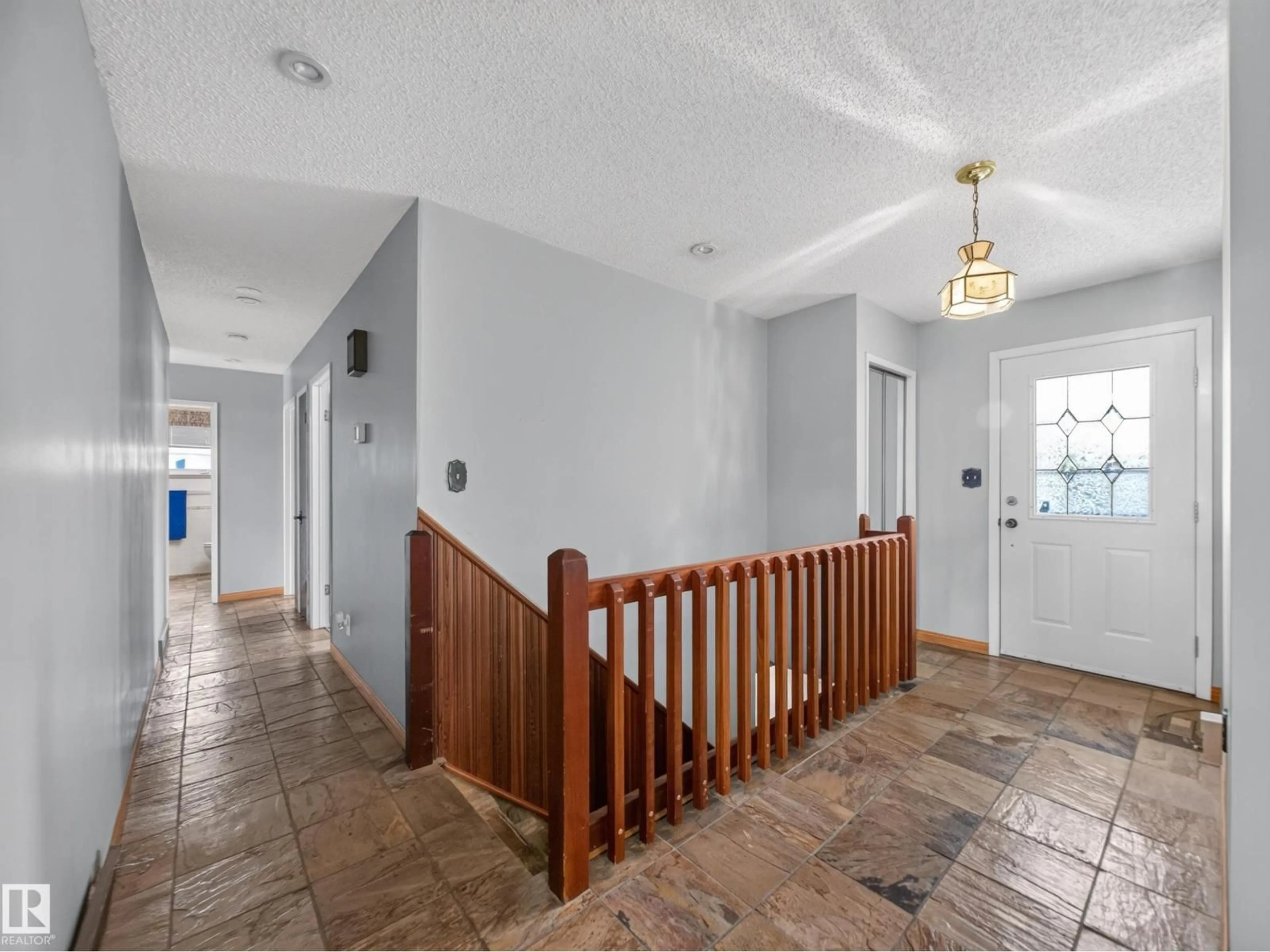 Indoor foyer for NW - 11312 165 AV, Edmonton Alberta T5X3V9