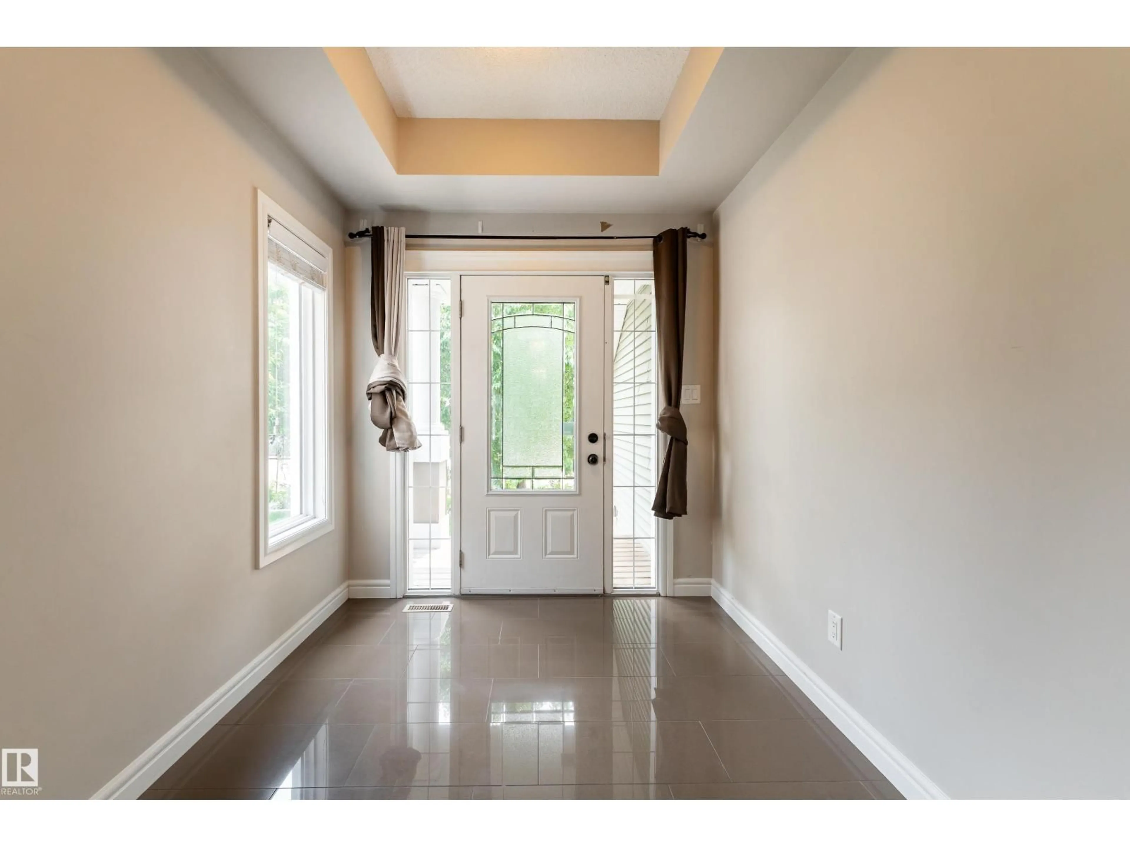 Indoor entryway for 7916 18 AV, Edmonton Alberta T6X0Z8