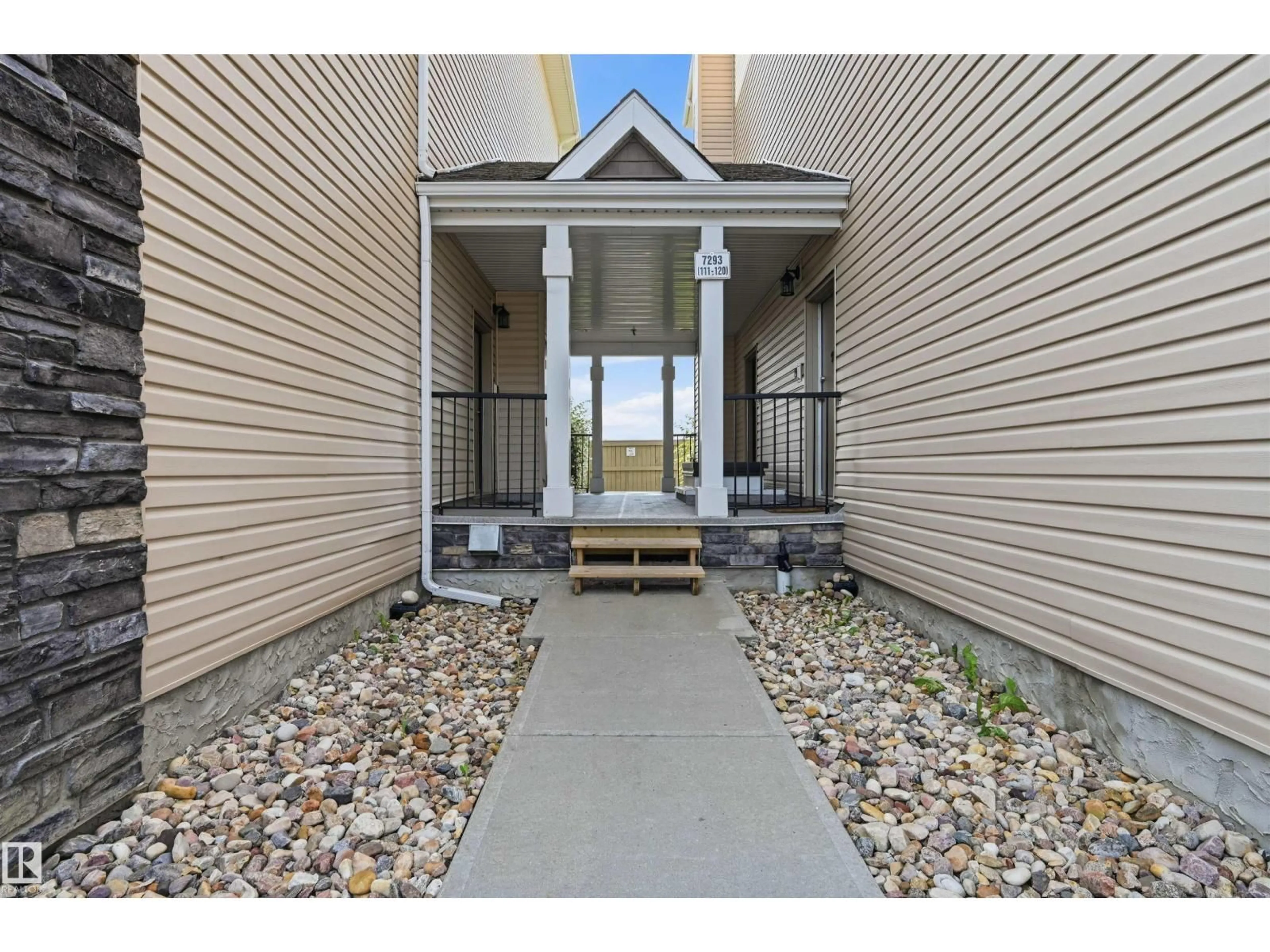Indoor entryway for 7293 - 117 SOUTH TERWILLEGAR DR, Edmonton Alberta T6R0N5
