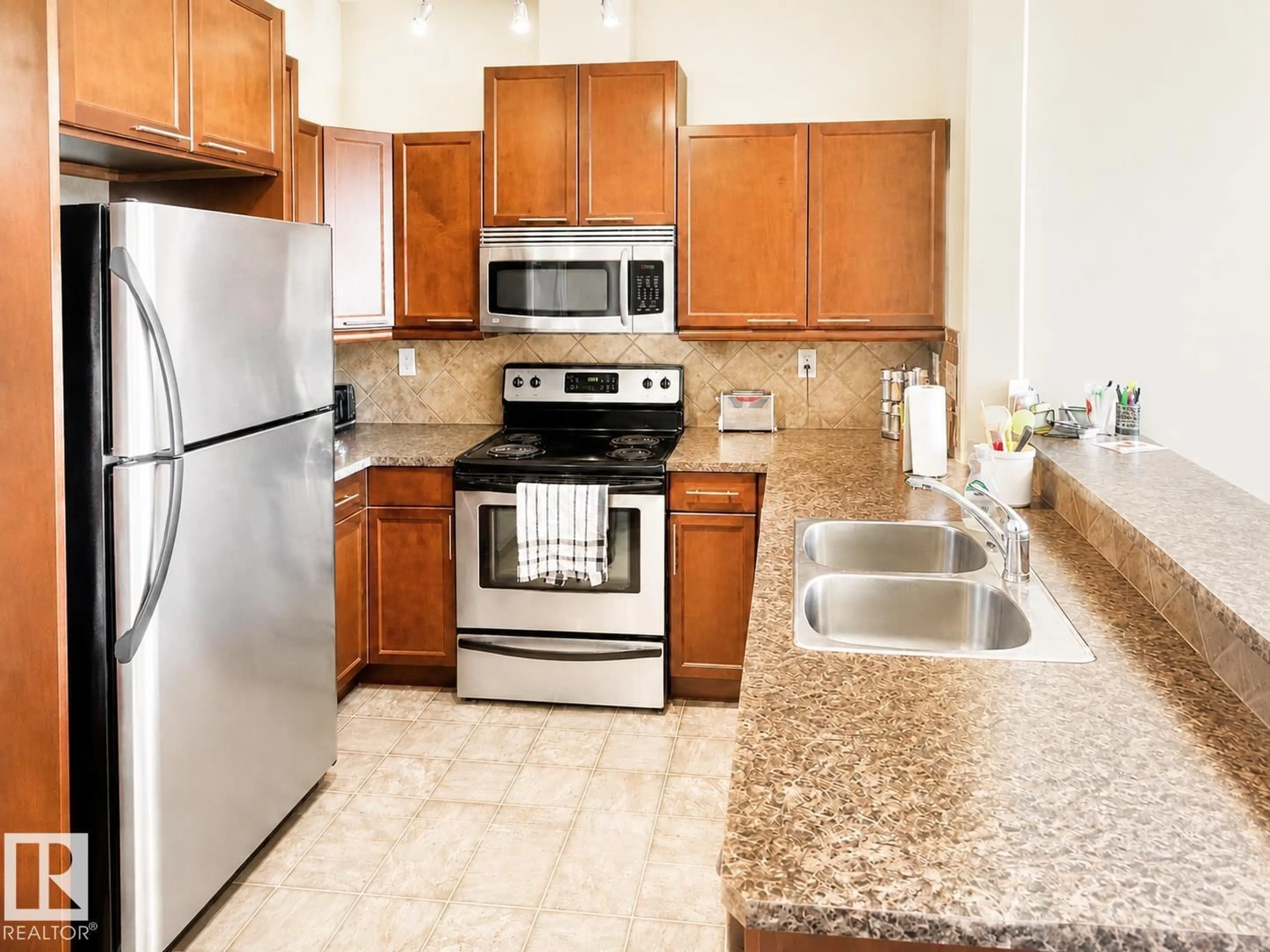 Standard kitchen, ceramic/tile floor for #402 - 10121 80 AV, Edmonton Alberta T6E0B9