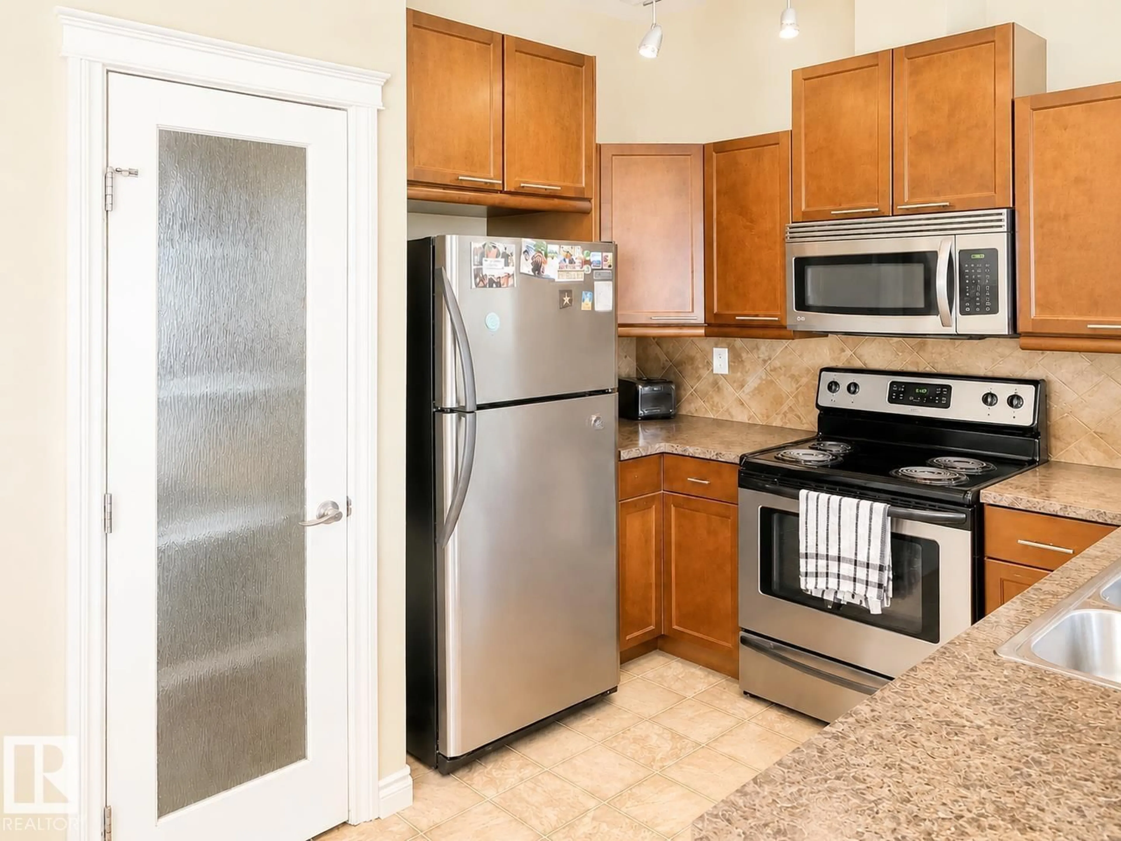Standard kitchen, ceramic/tile floor for #402 - 10121 80 AV, Edmonton Alberta T6E0B9