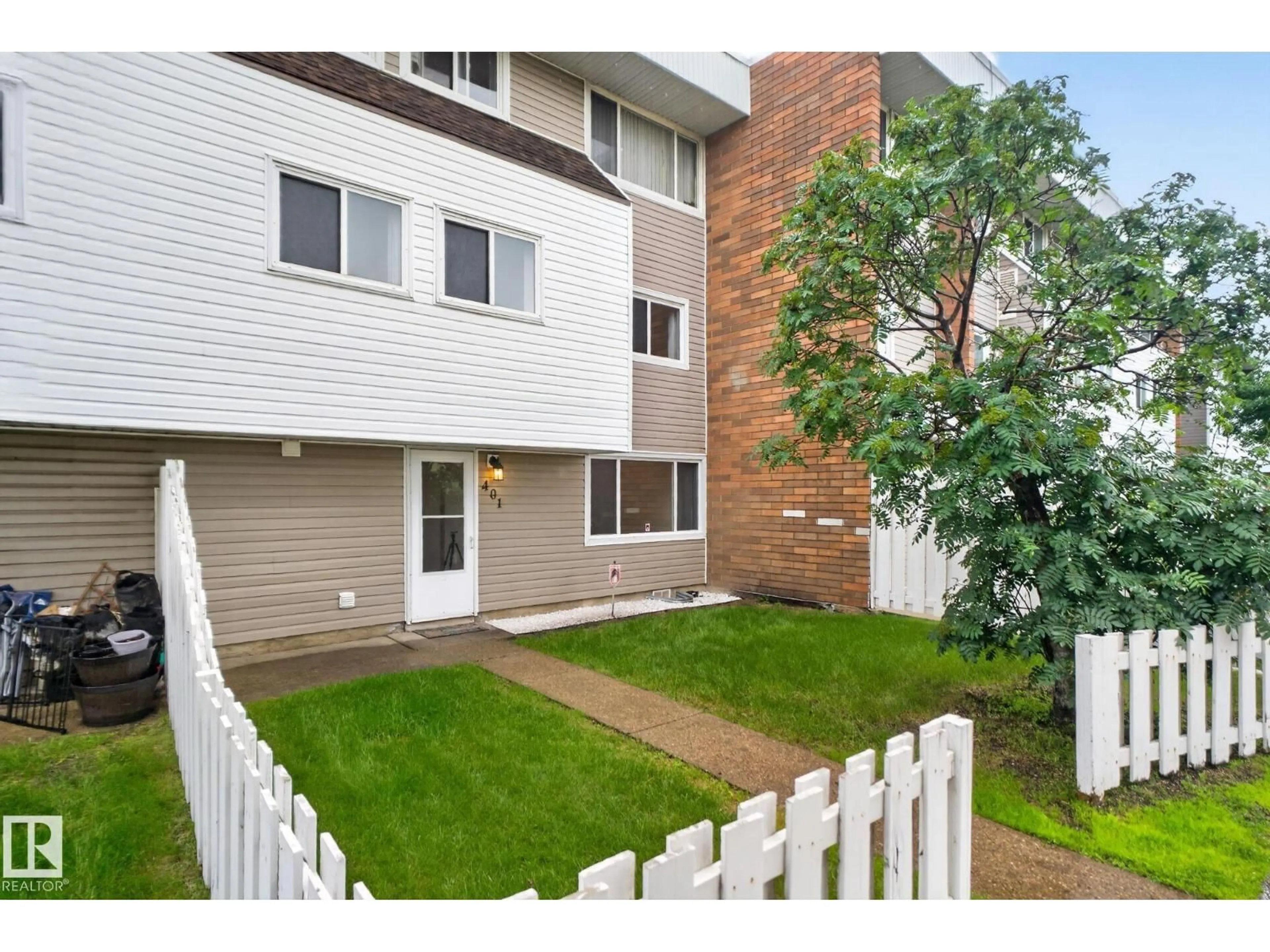 Patio, street for 2908 116A AV, Edmonton Alberta T5W4R7