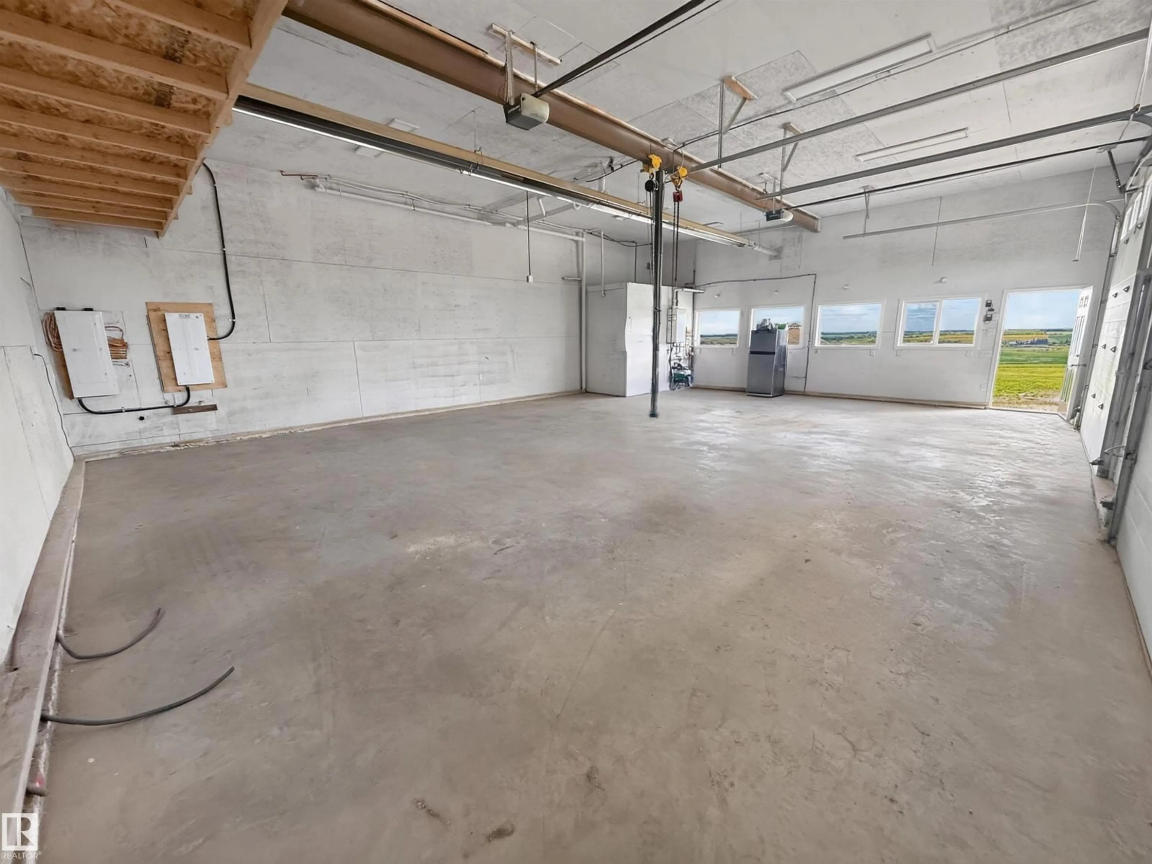 Indoor garage for 55301 RANGE ROAD 272, Rural Sturgeon County Alberta T8R0P5