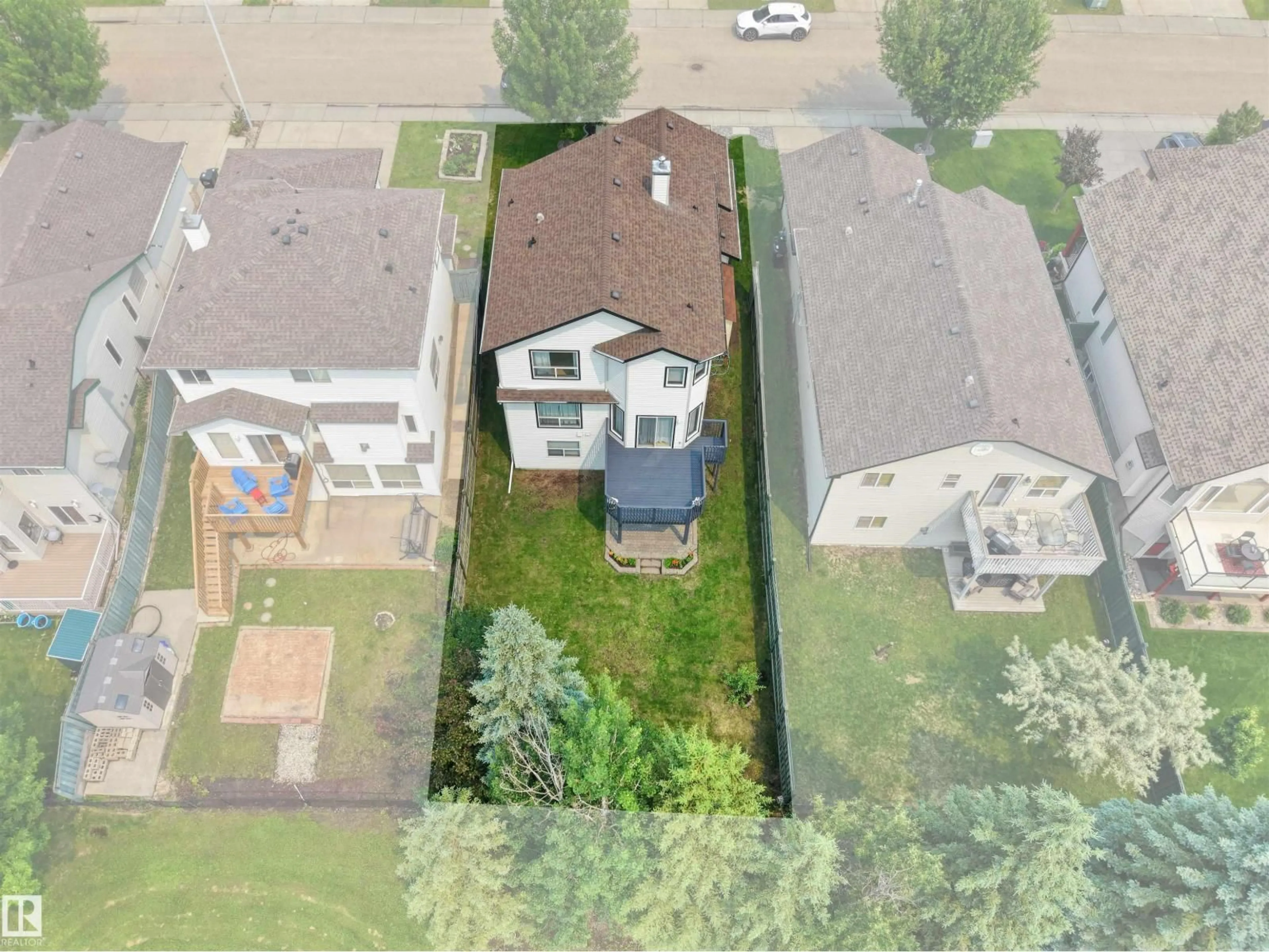 A pic from outside/outdoor area/front of a property/back of a property/a pic from drone, street for 1025 GRAHAM CO, Edmonton Alberta T5T6L4