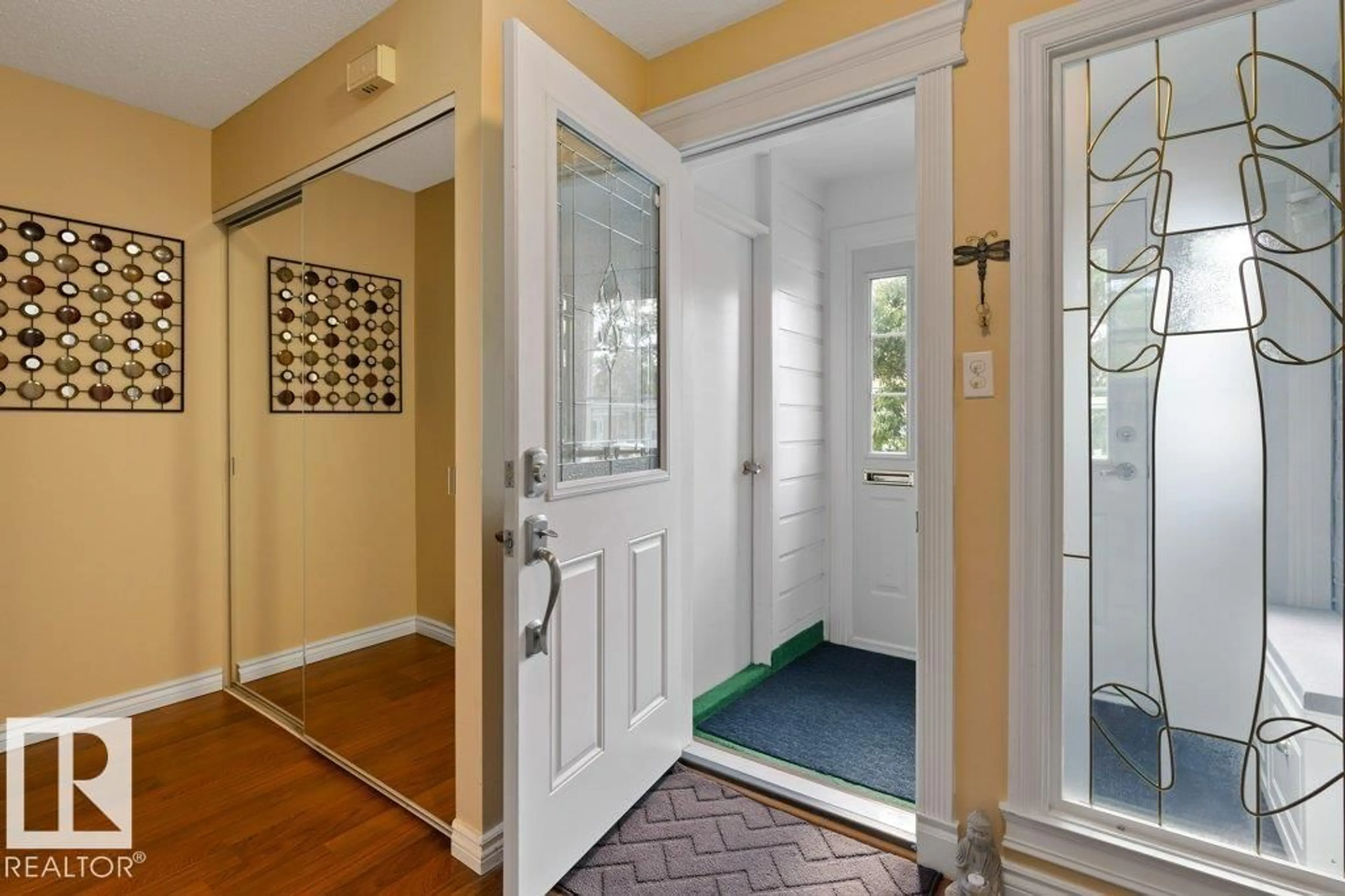 Indoor entryway for 19 GRANDVIEW RG, St. Albert Alberta T8N1T3