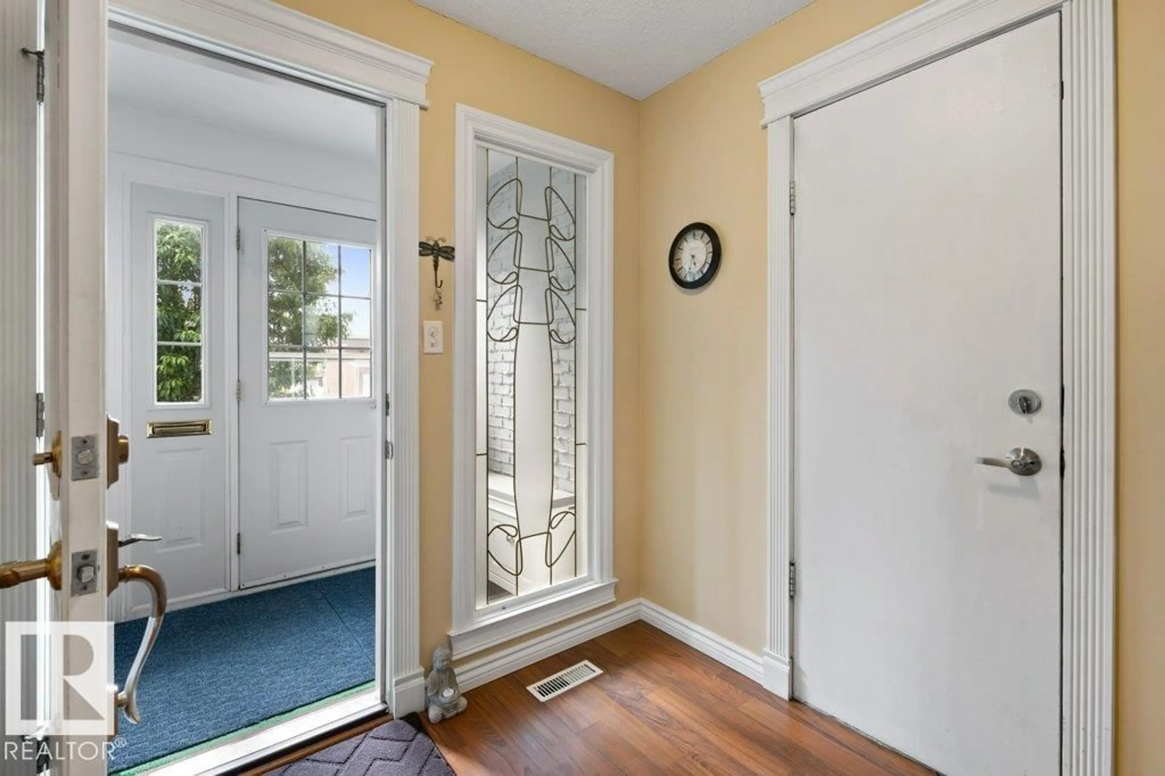 Indoor entryway for 19 GRANDVIEW RG, St. Albert Alberta T8N1T3