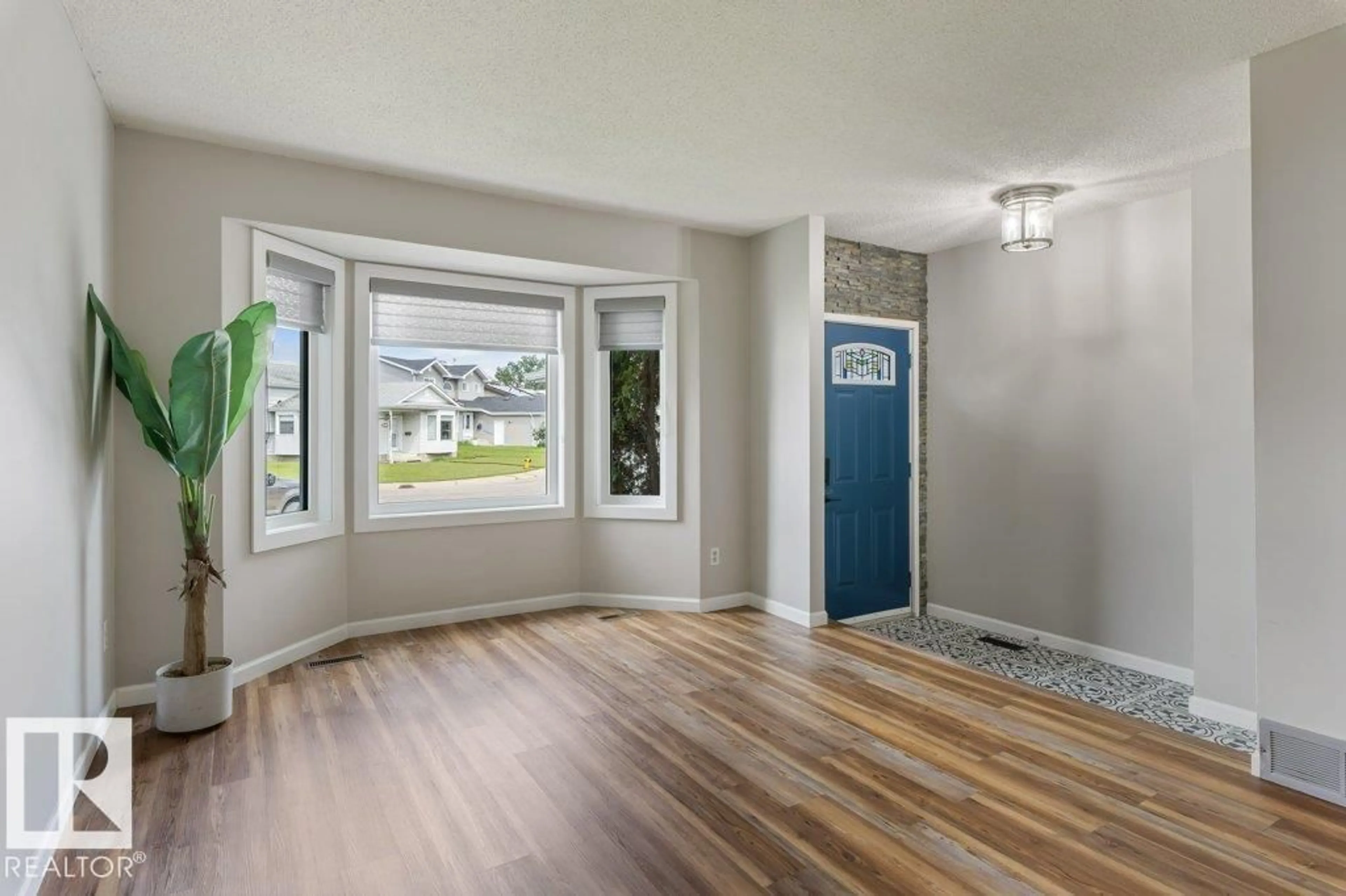 Indoor entryway for 4239 30 AV, Edmonton Alberta T6L4P1