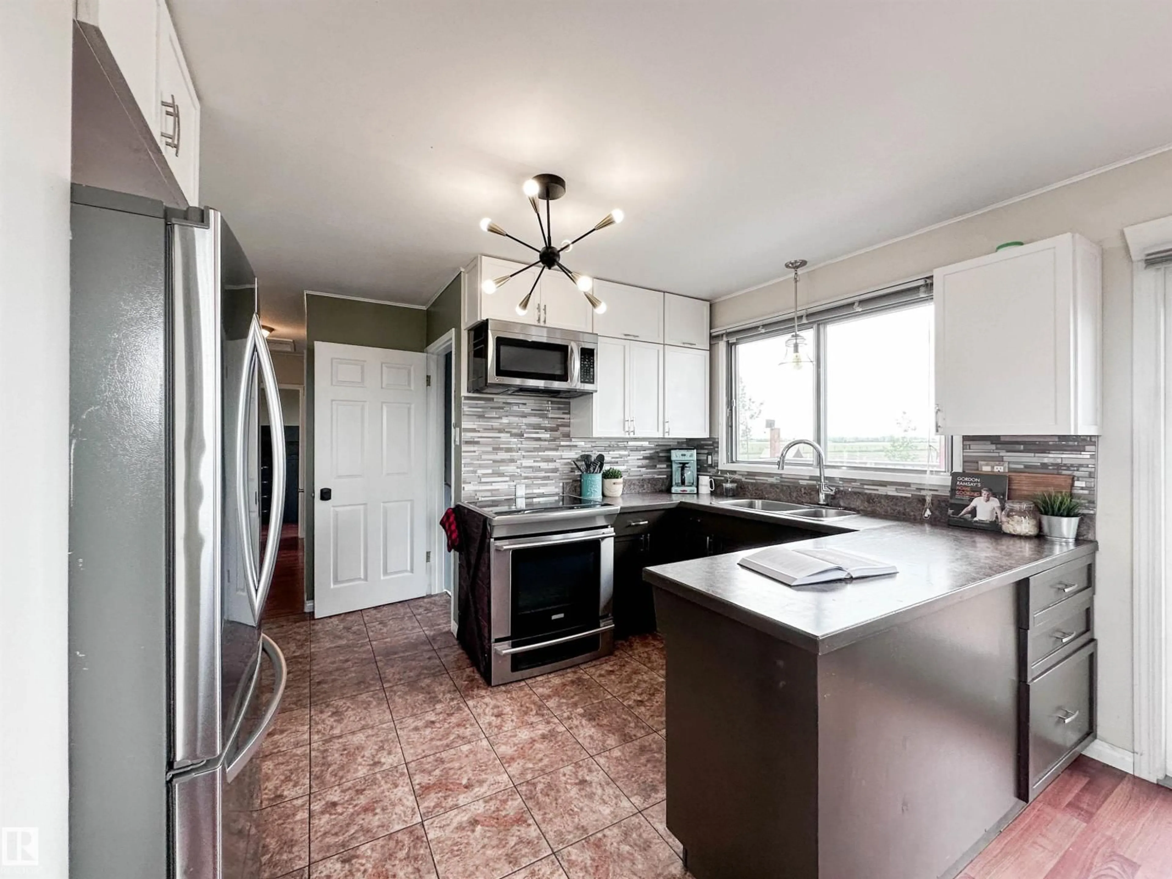 Standard kitchen, ceramic/tile floor for 55310 RGE ROAD 261, Rural Sturgeon County Alberta T8R0V6