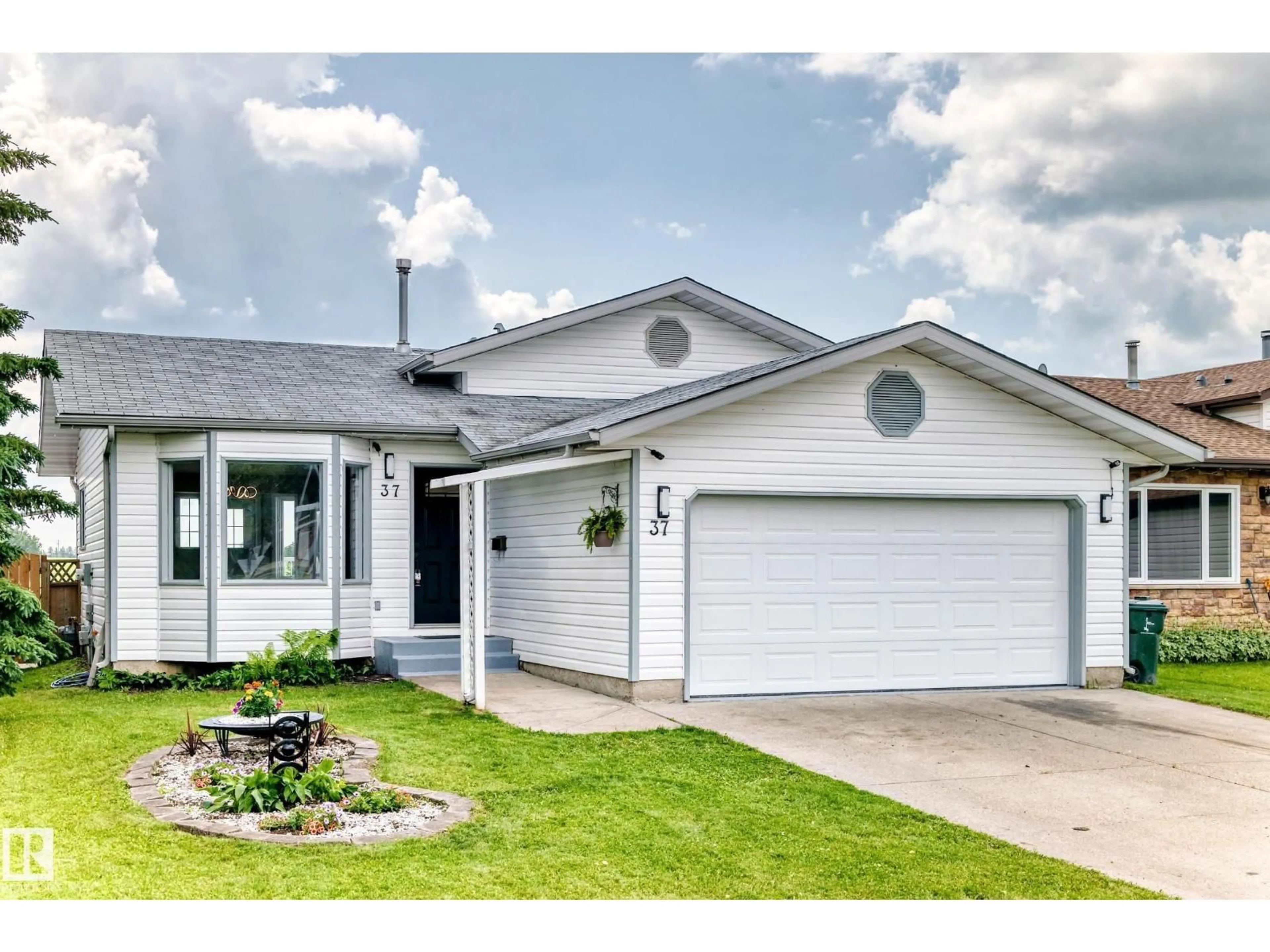 Home with vinyl exterior material, street for 37 GLENWOOD CR, Stony Plain Alberta T7X1A3
