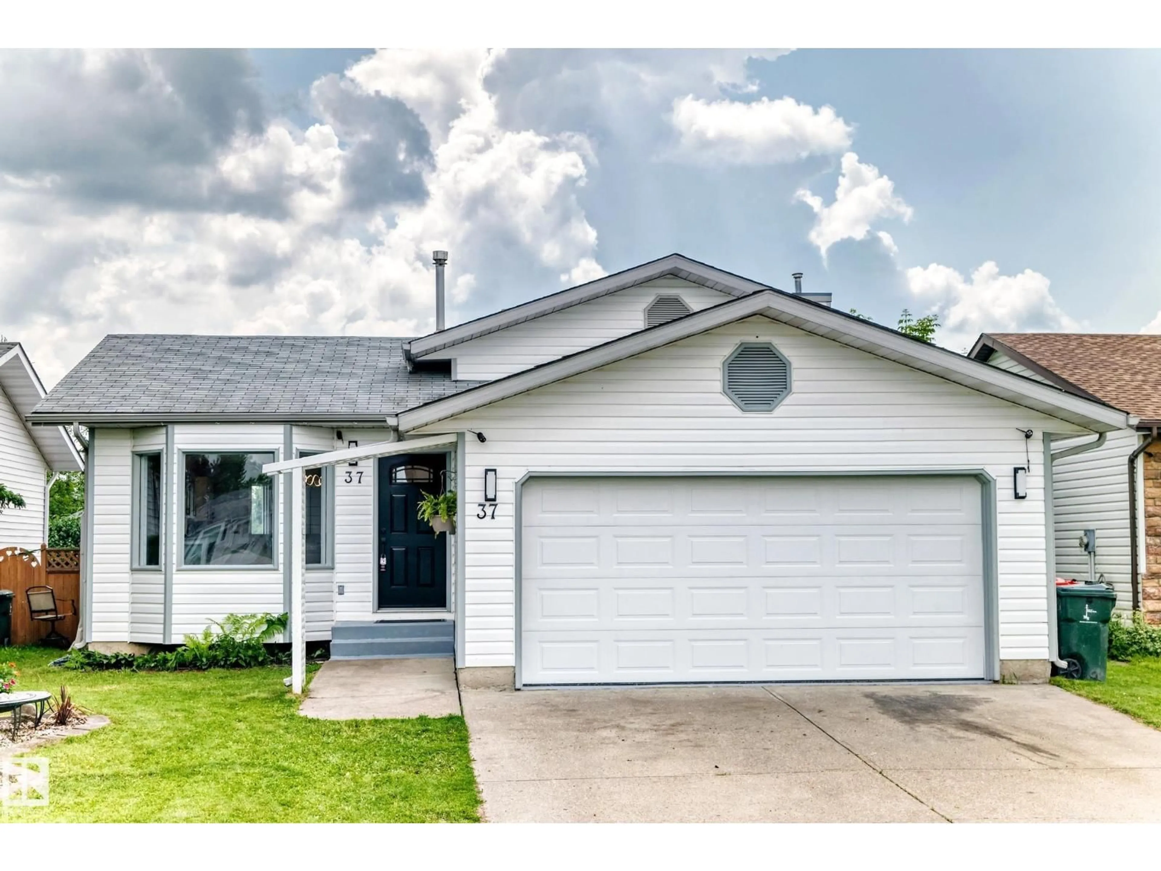 Home with vinyl exterior material, street for 37 GLENWOOD CR, Stony Plain Alberta T7X1A3