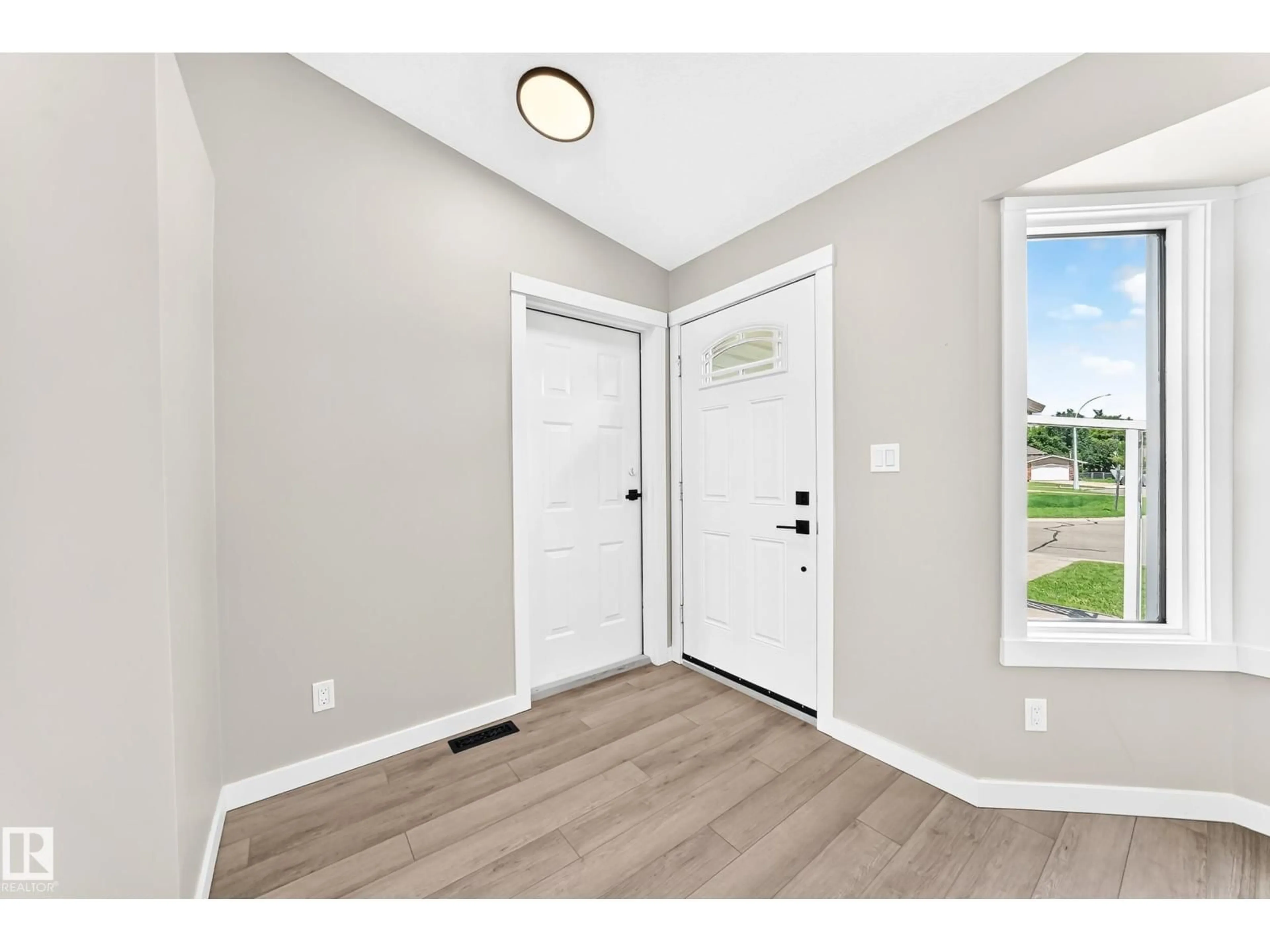 Indoor entryway for 37 GLENWOOD CR, Stony Plain Alberta T7X1A3