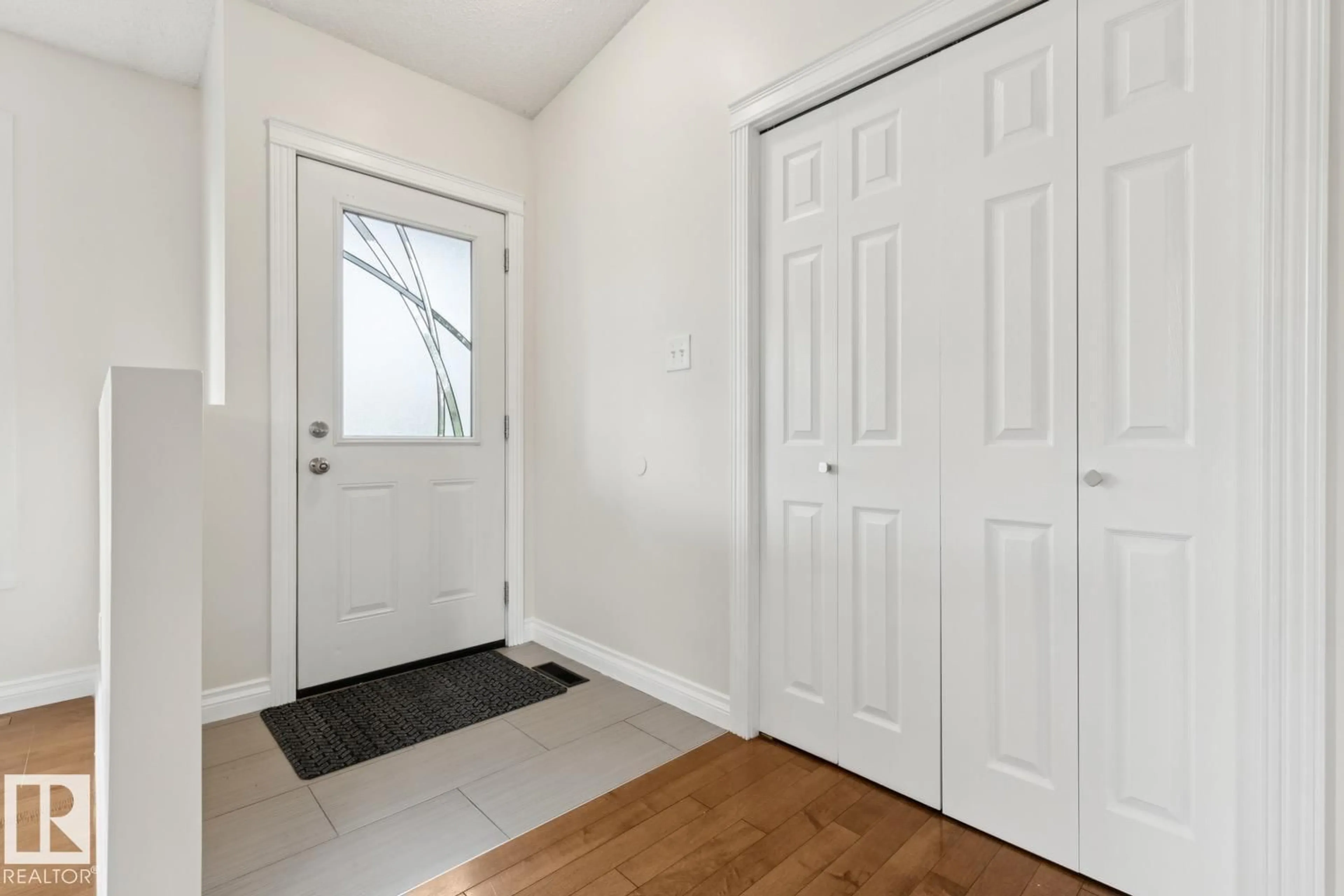 Indoor entryway for 8803 25A AV, Edmonton Alberta T6K2W6
