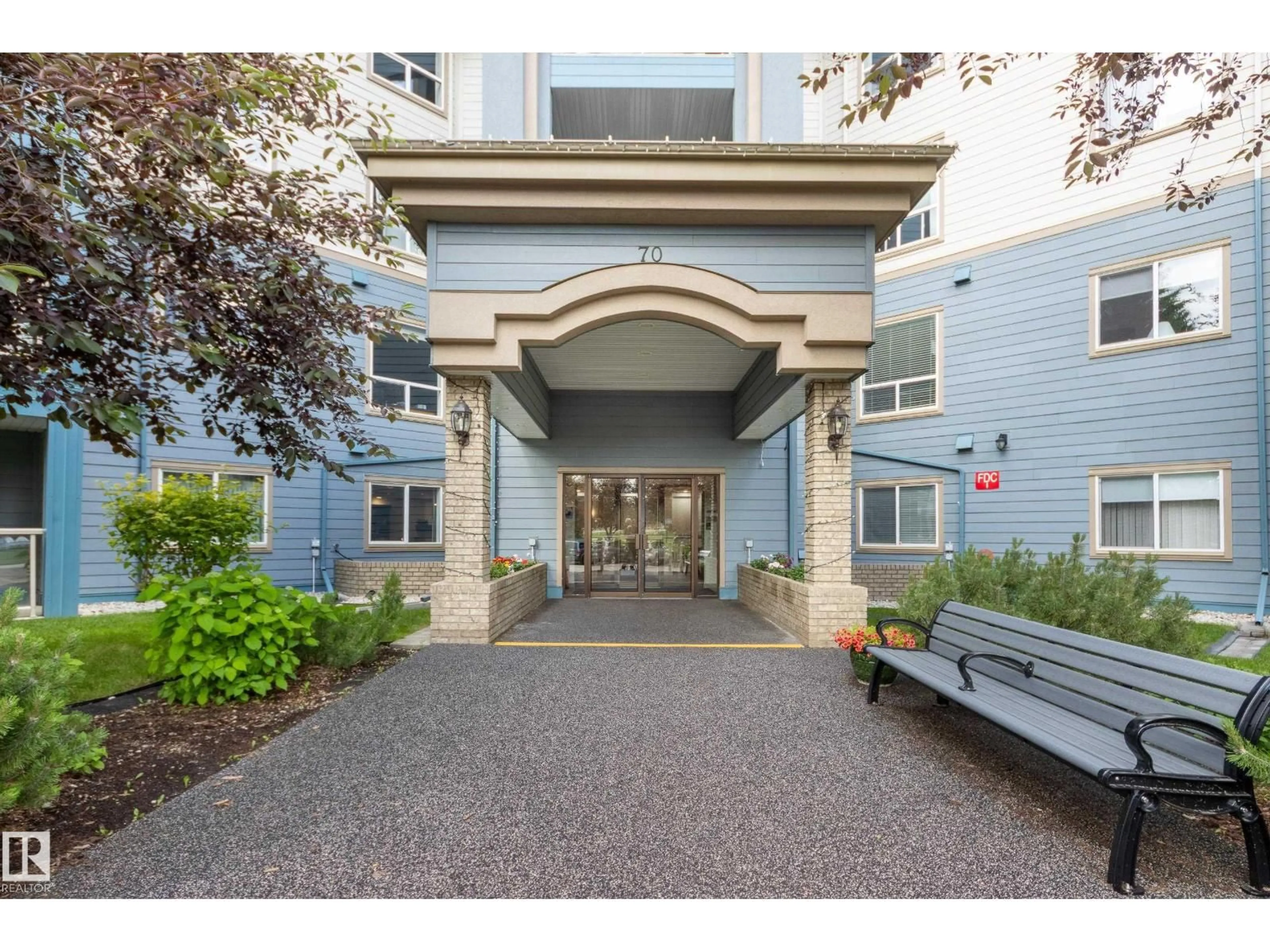 Indoor foyer for 70 - 412 CRYSTAL LN, Sherwood Park Alberta T8H1E6