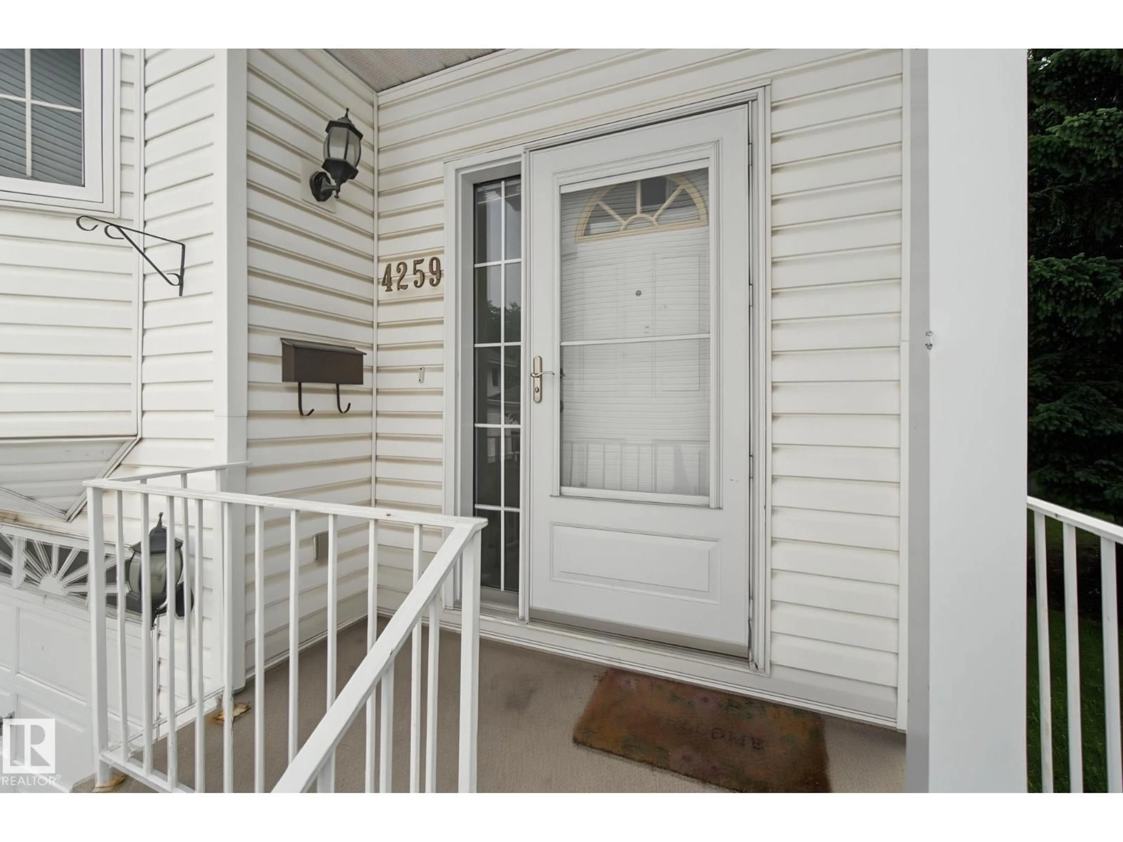Indoor entryway for 4259 29 AV, Edmonton Alberta T6L6W5