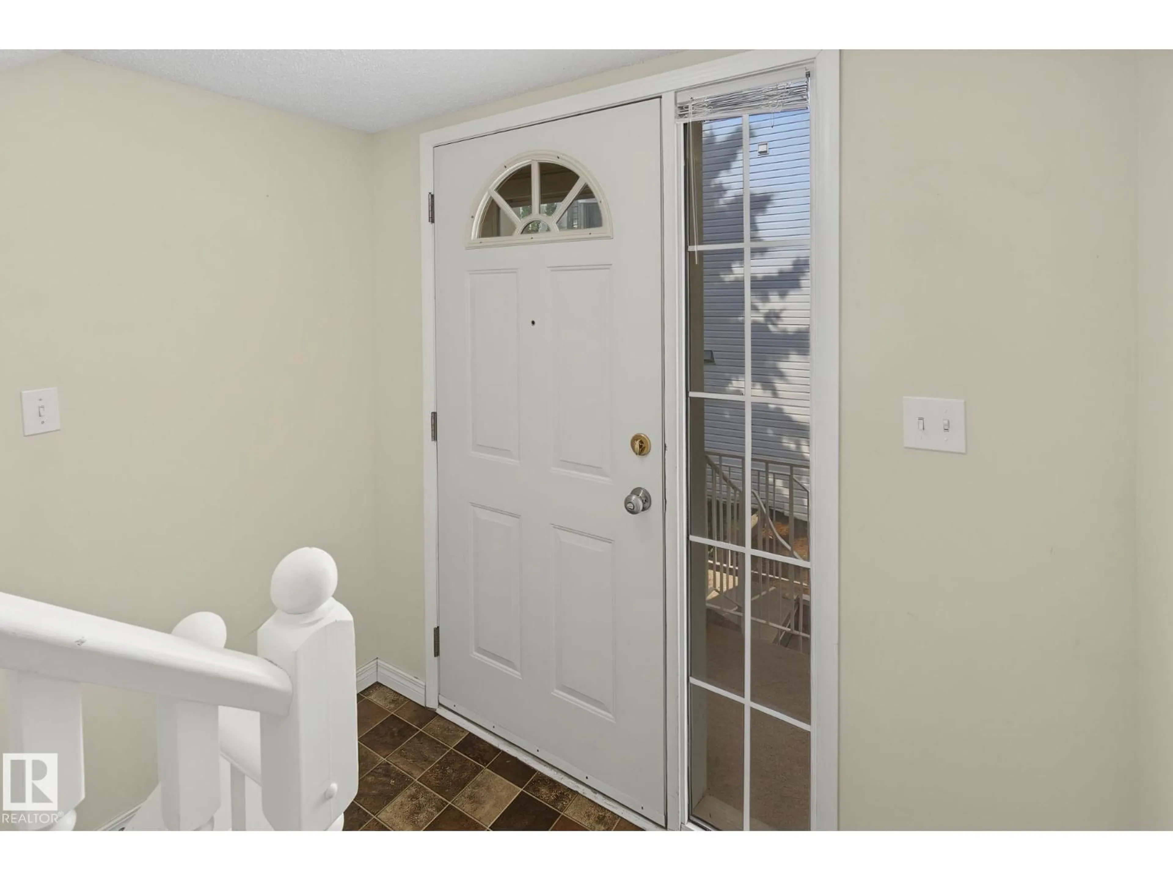 Indoor entryway for 4259 29 AV, Edmonton Alberta T6L6W5