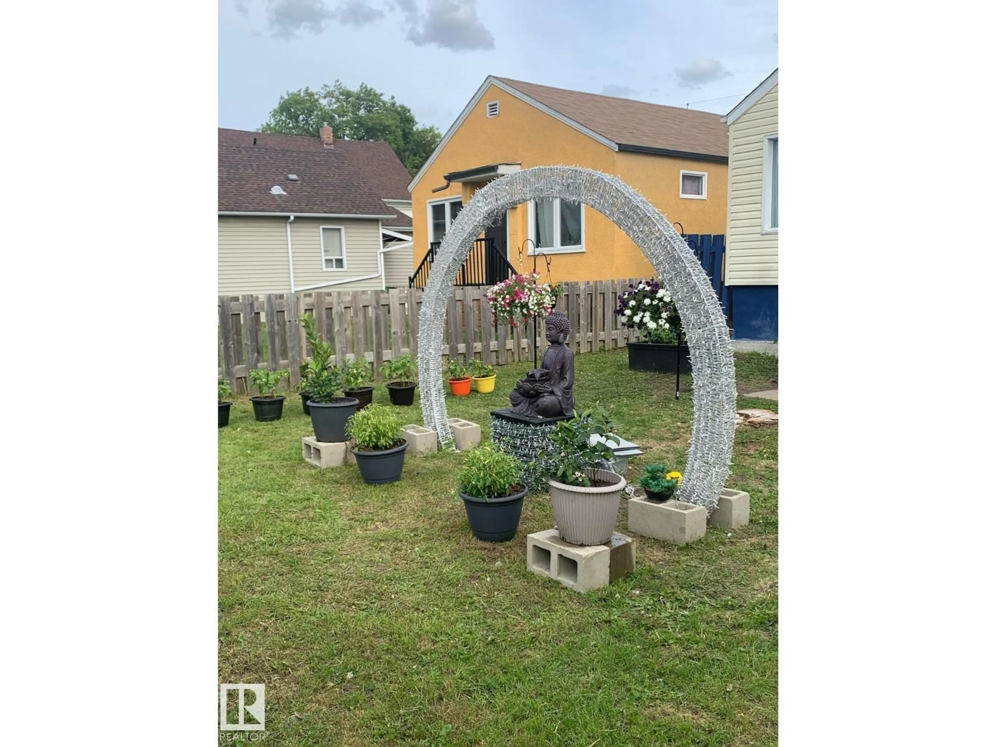 Patio, building for 9221 110 AV, Edmonton Alberta T5H1H2