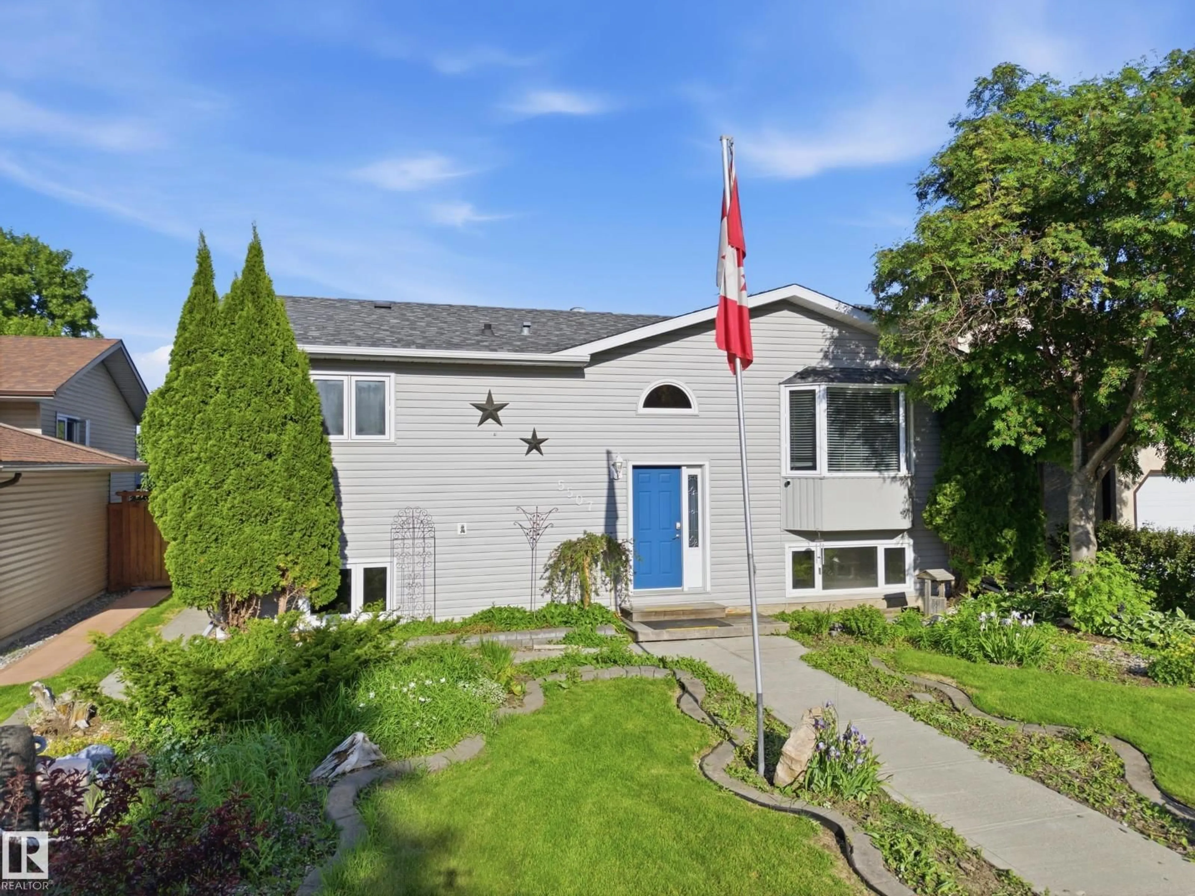 Home with vinyl exterior material, street for 5507 47 ST, Stony Plain Alberta T7Z1E2