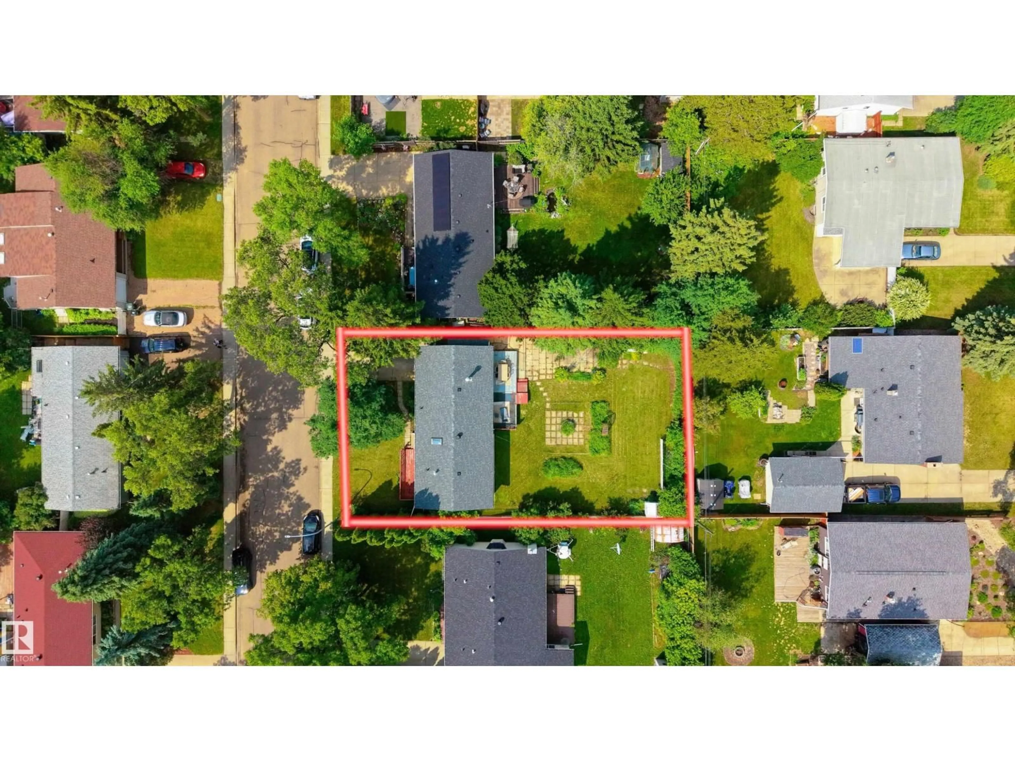 A pic from outside/outdoor area/front of a property/back of a property/a pic from drone, street for 947 ALDER AV, Sherwood Park Alberta T8A1V7