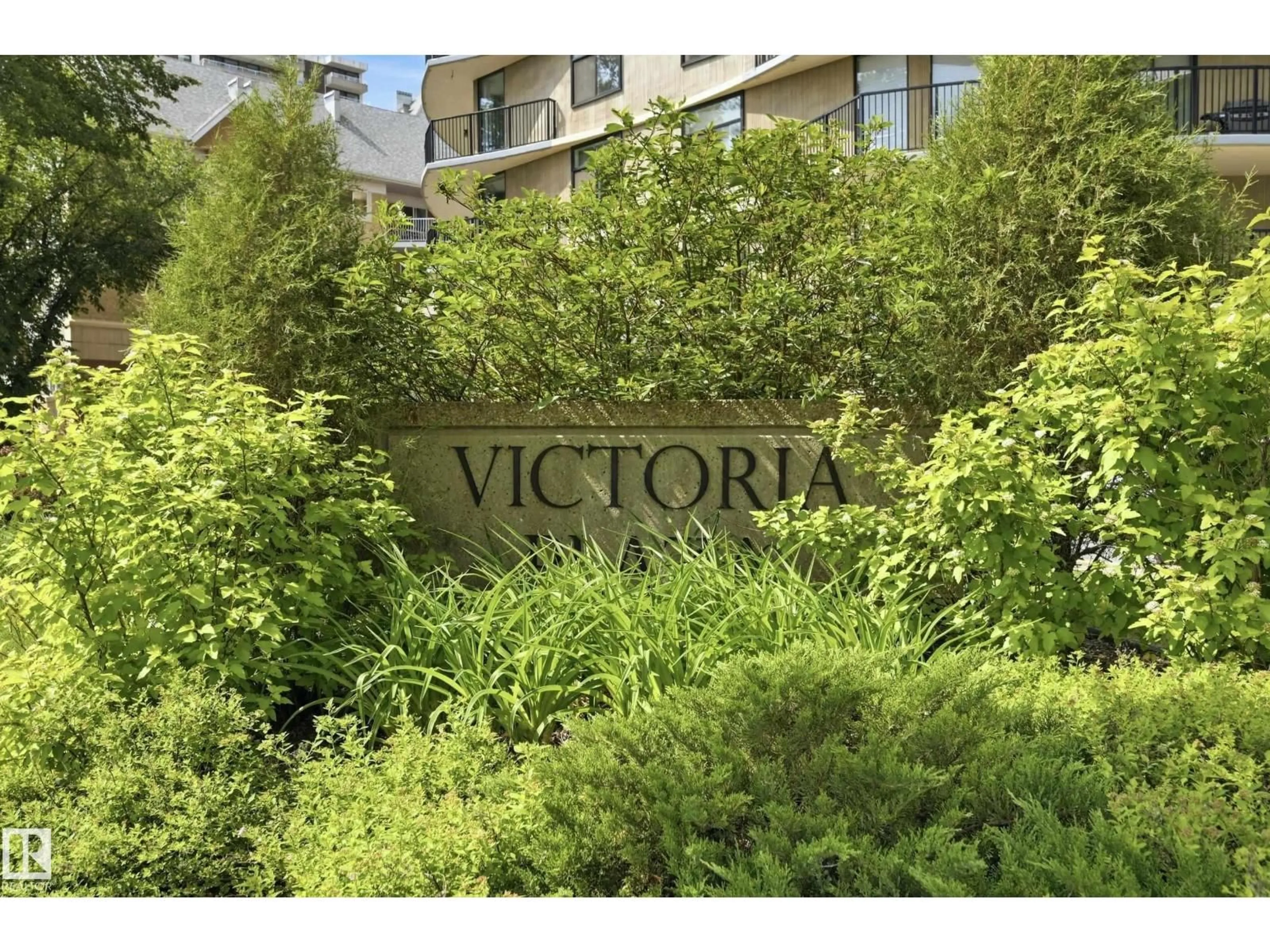 A pic from outside/outdoor area/front of a property/back of a property/a pic from drone, street for 504 - 11710 100 AV, Edmonton Alberta T5K2G3