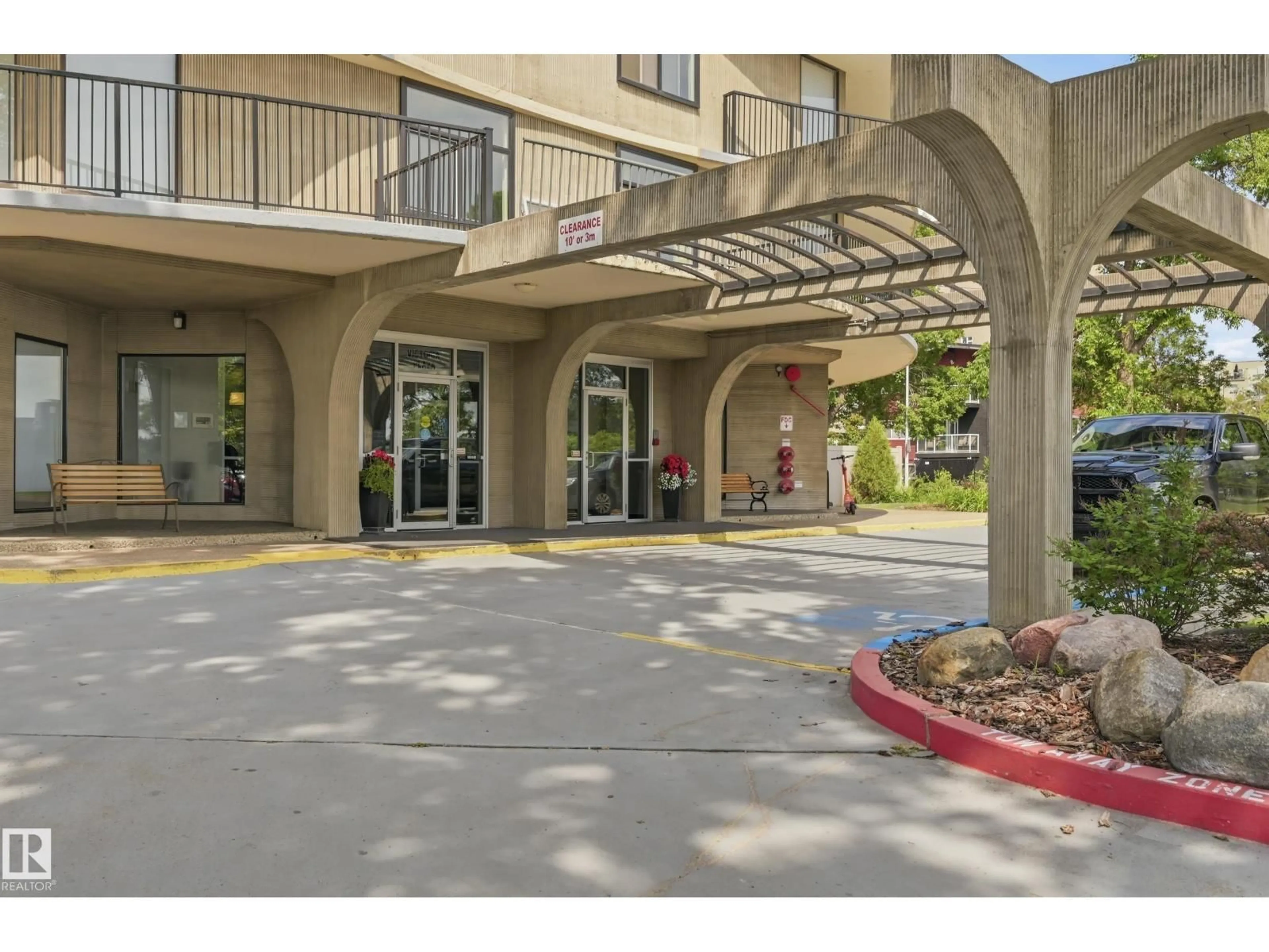 Indoor foyer for 504 - 11710 100 AV, Edmonton Alberta T5K2G3
