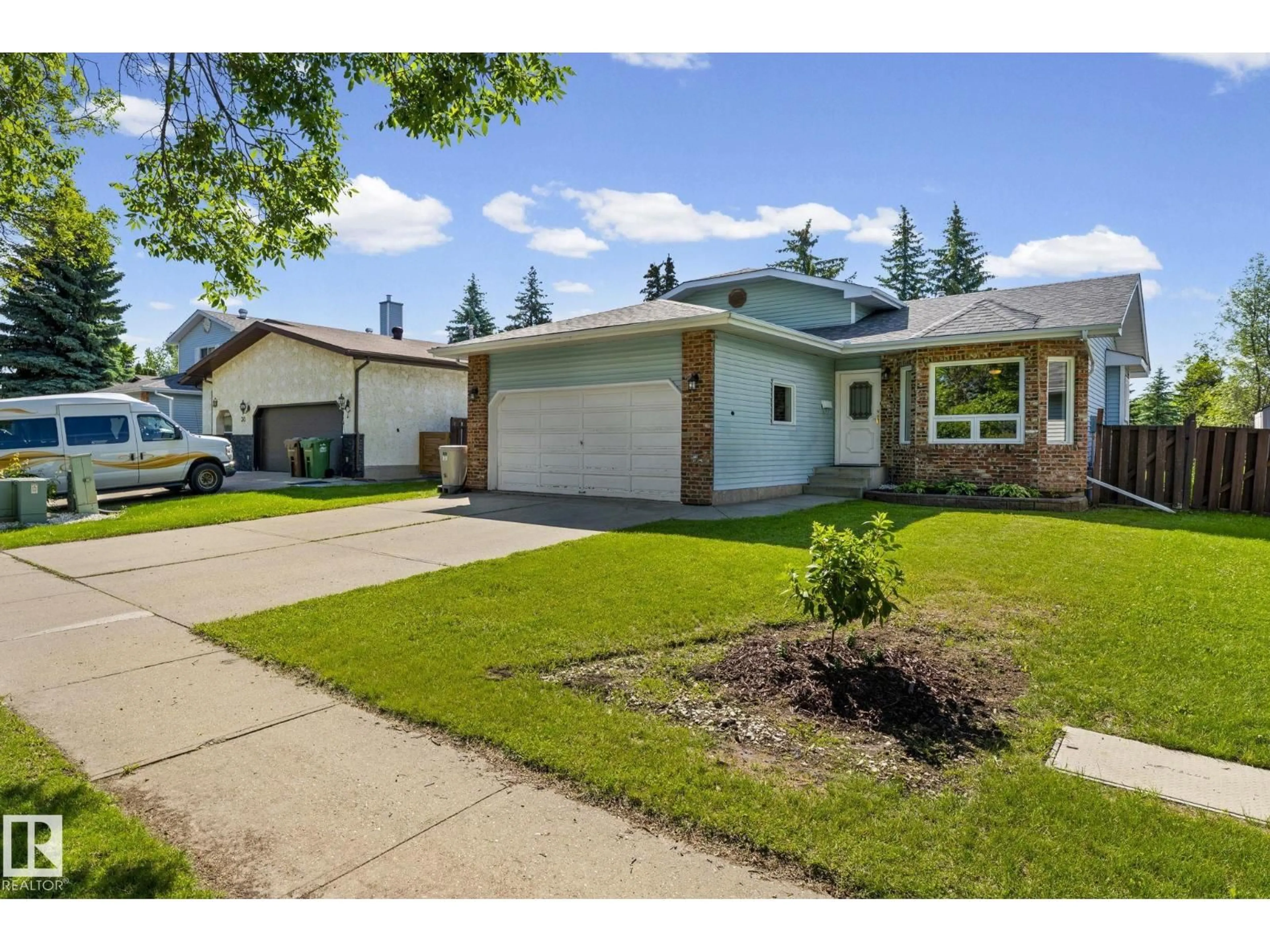 Home with vinyl exterior material, street for 32 DANFORTH CR, St. Albert Alberta T8N4W9