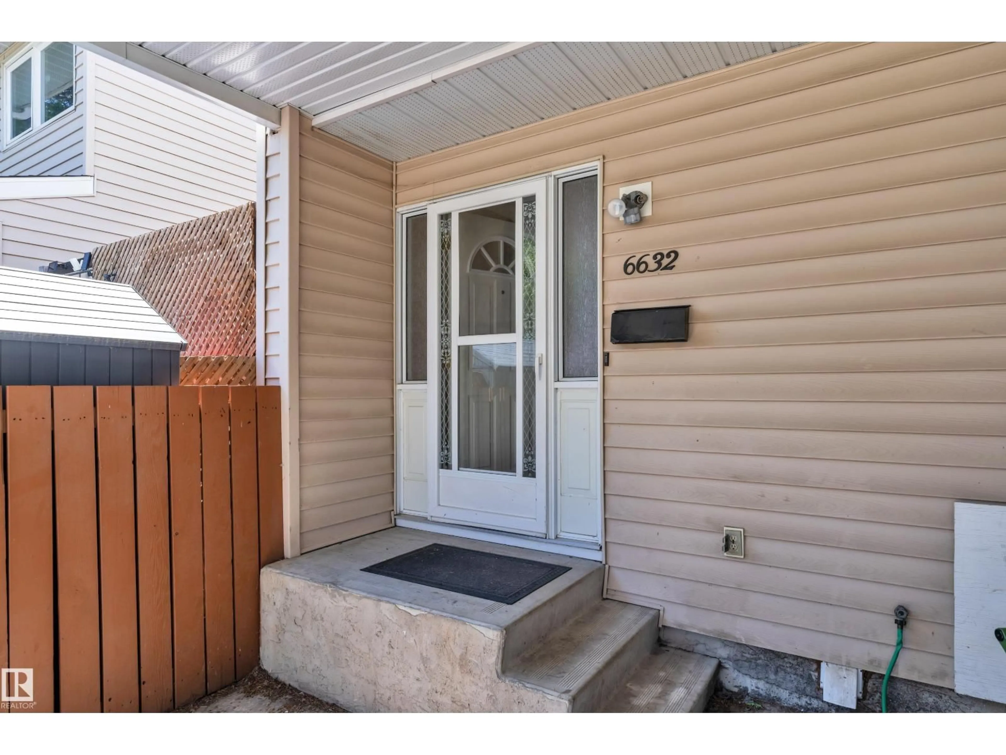 Indoor entryway for 6632 36A AV, Edmonton Alberta T6K1S3