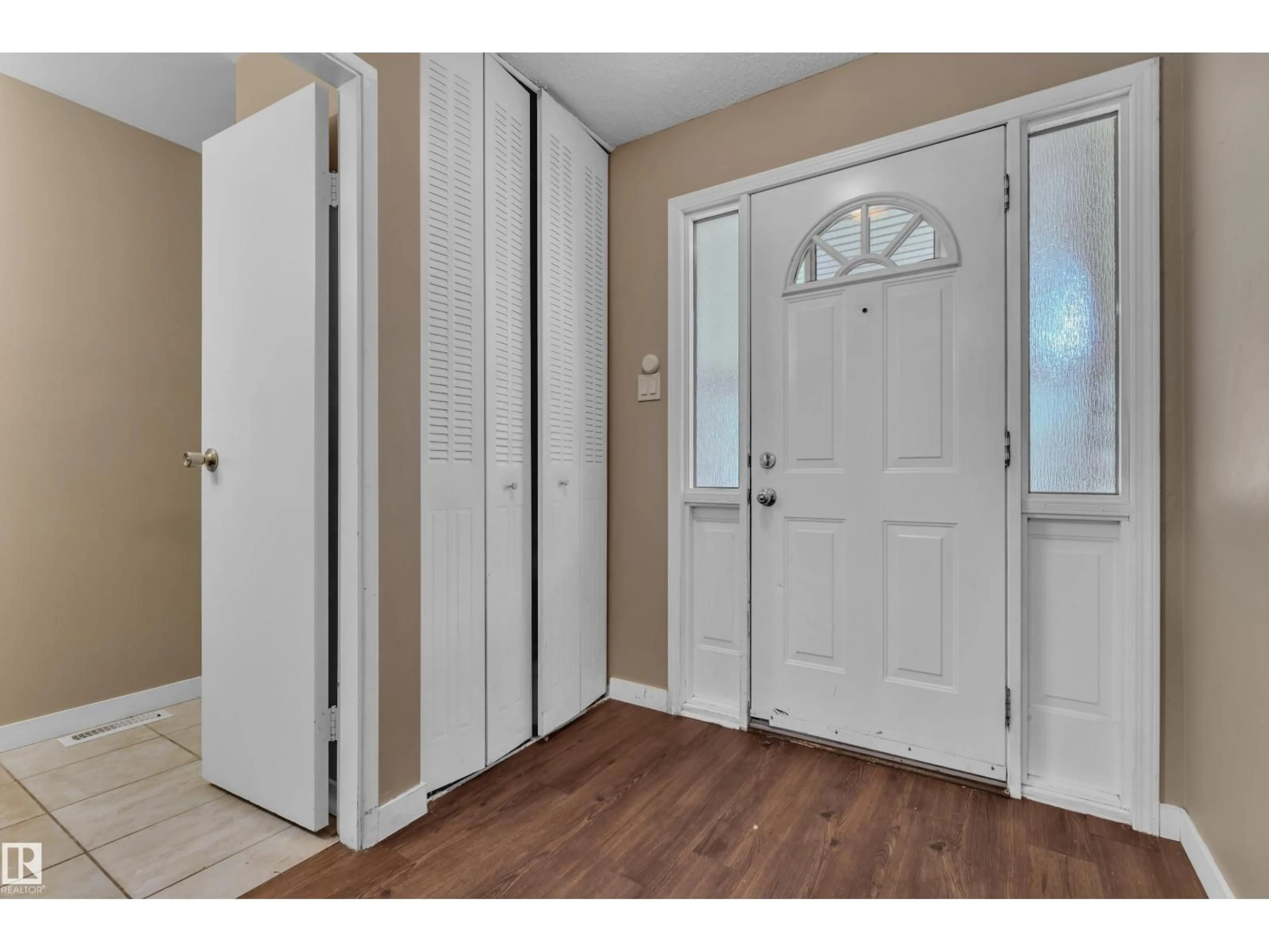 Indoor entryway for 6632 36A AV, Edmonton Alberta T6K1S3