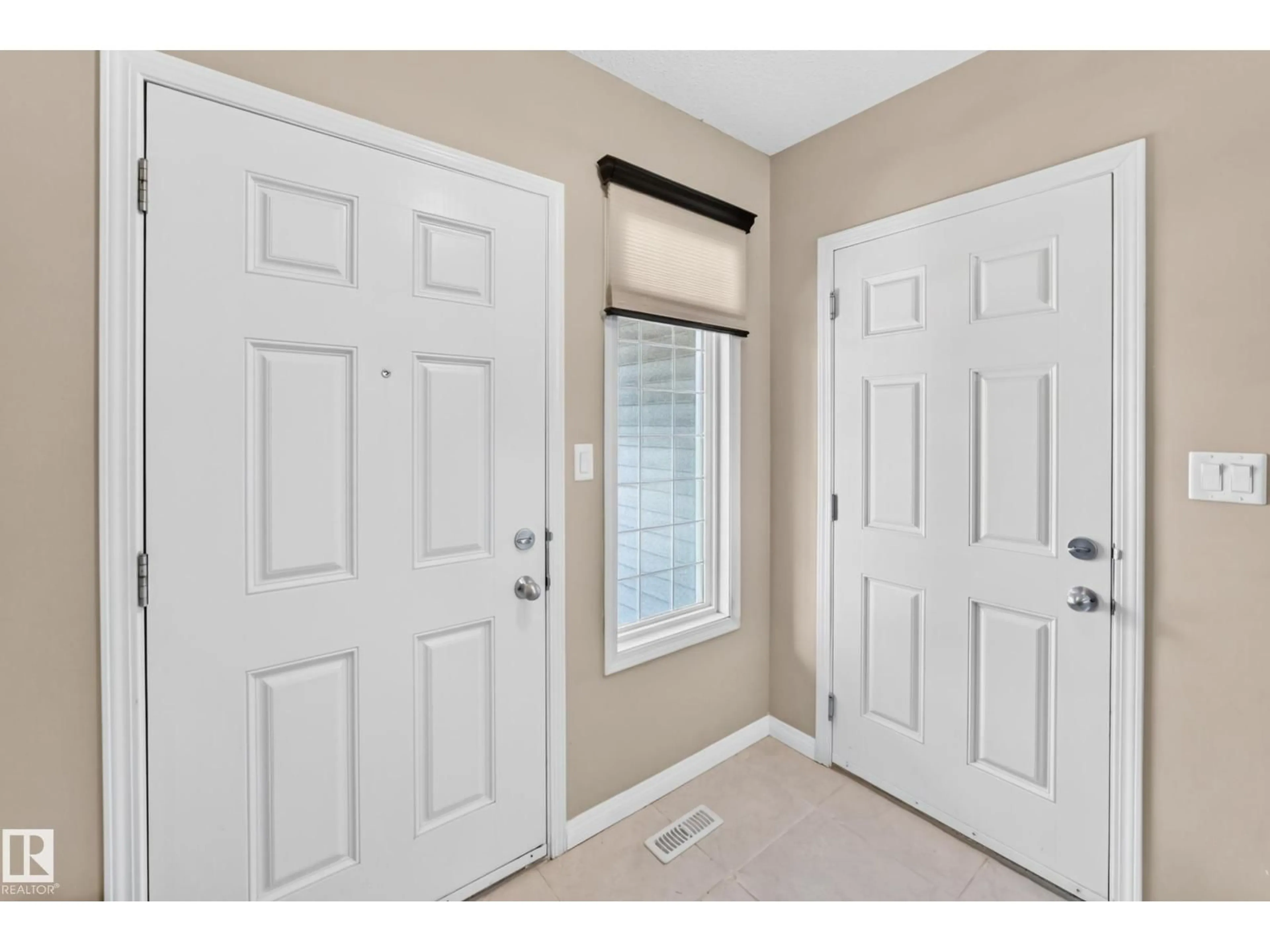 Indoor entryway for 1941 CHAPMAN RD, Edmonton Alberta T6W0Y7