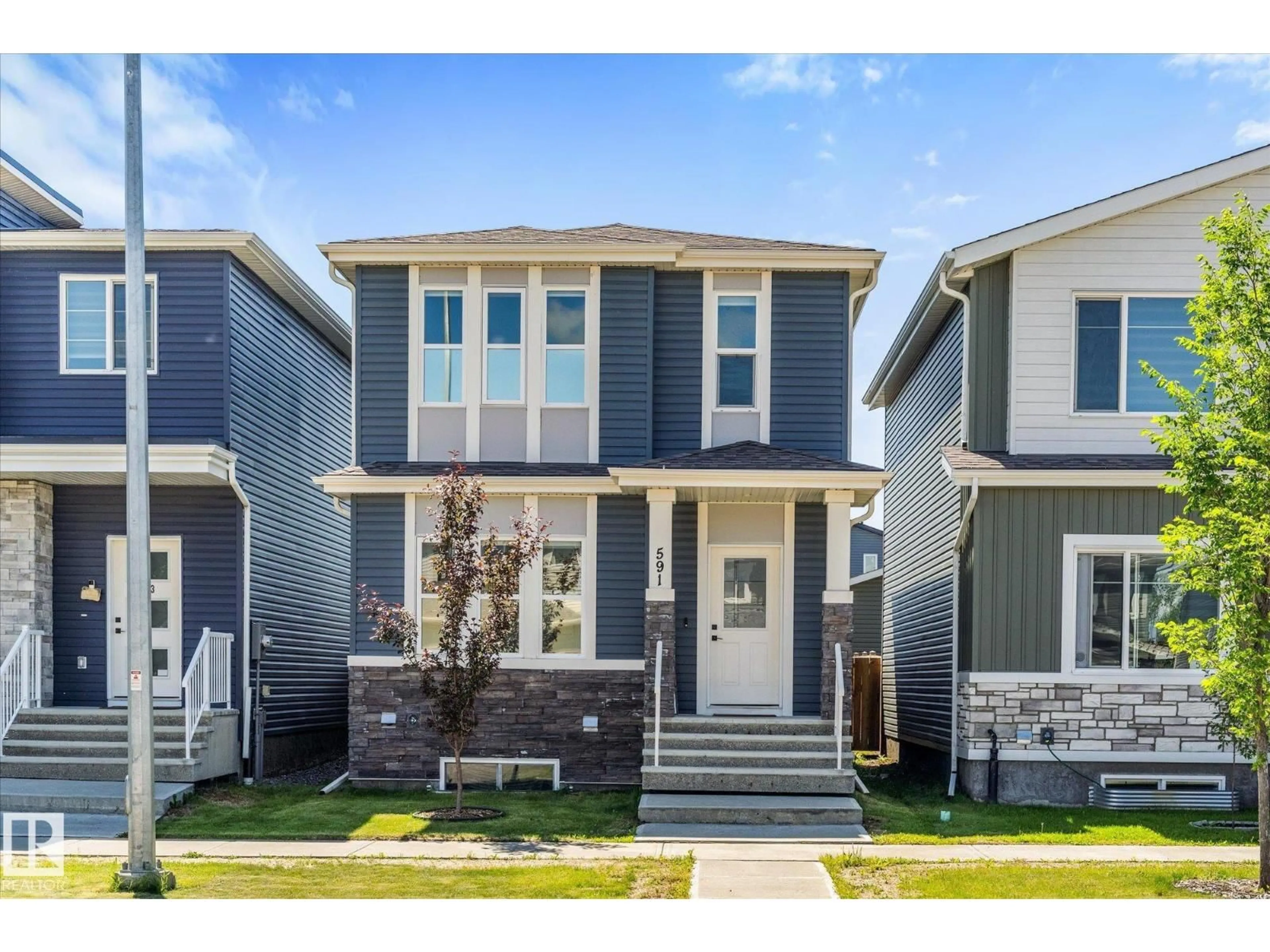 Home with vinyl exterior material, street for 591 MEADOWVIEW DR, Fort Saskatchewan Alberta T8L0X1