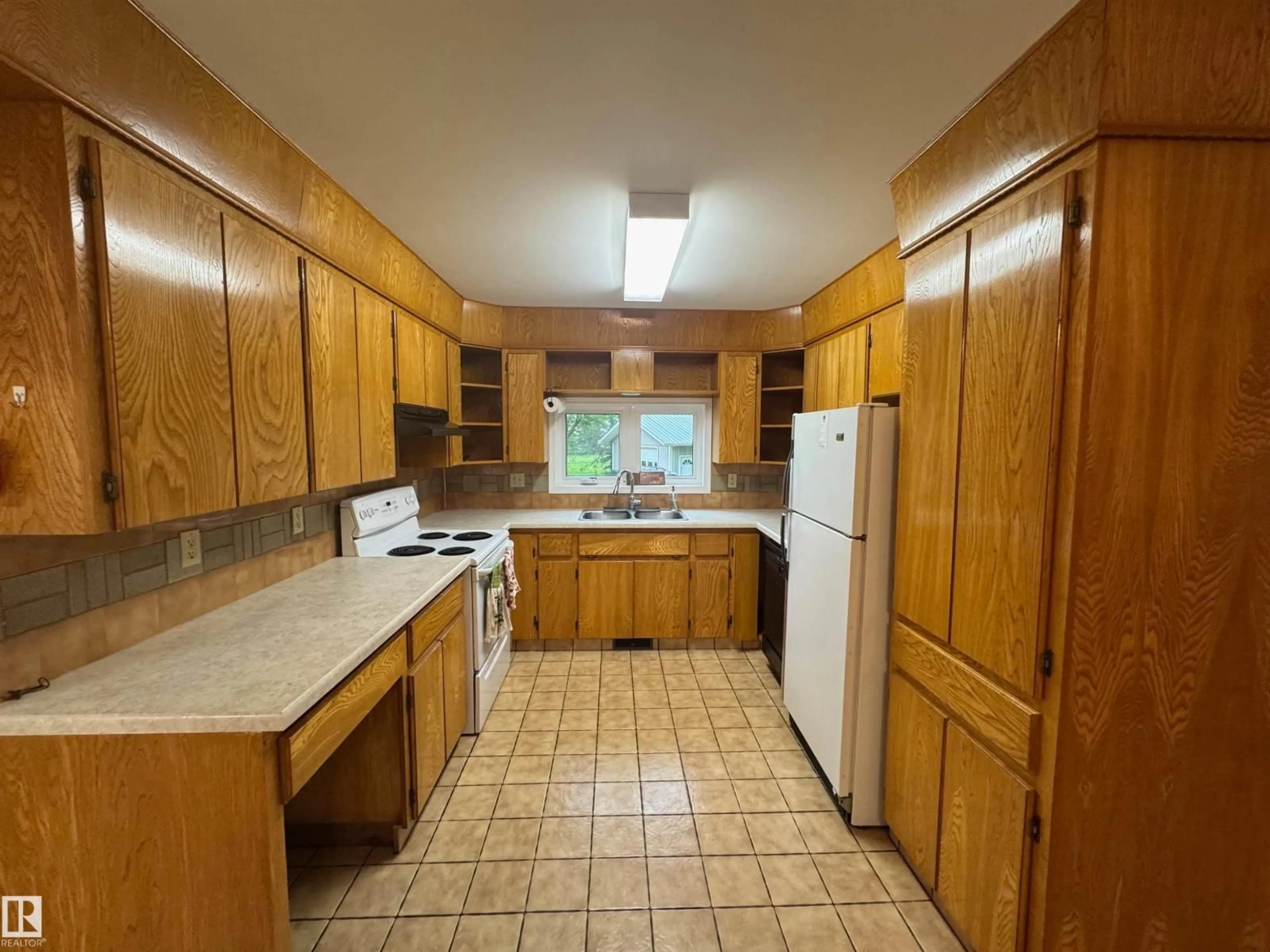 Standard kitchen, unknown for 59416 RNG RD 94, Rural St. Paul County Alberta T0A3A0