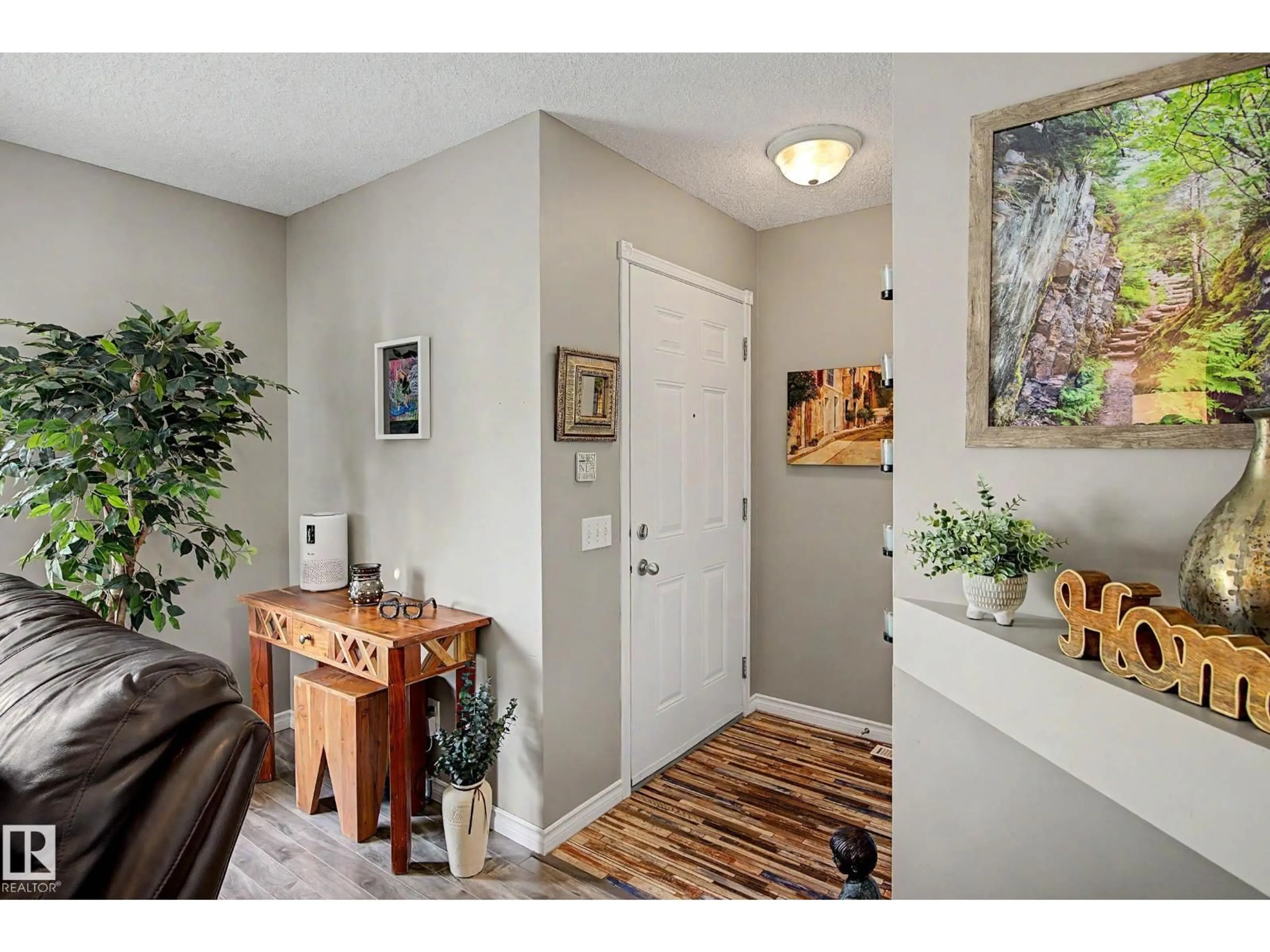 Indoor entryway for NW - 16114 43 ST, Edmonton Alberta T5Y0G5