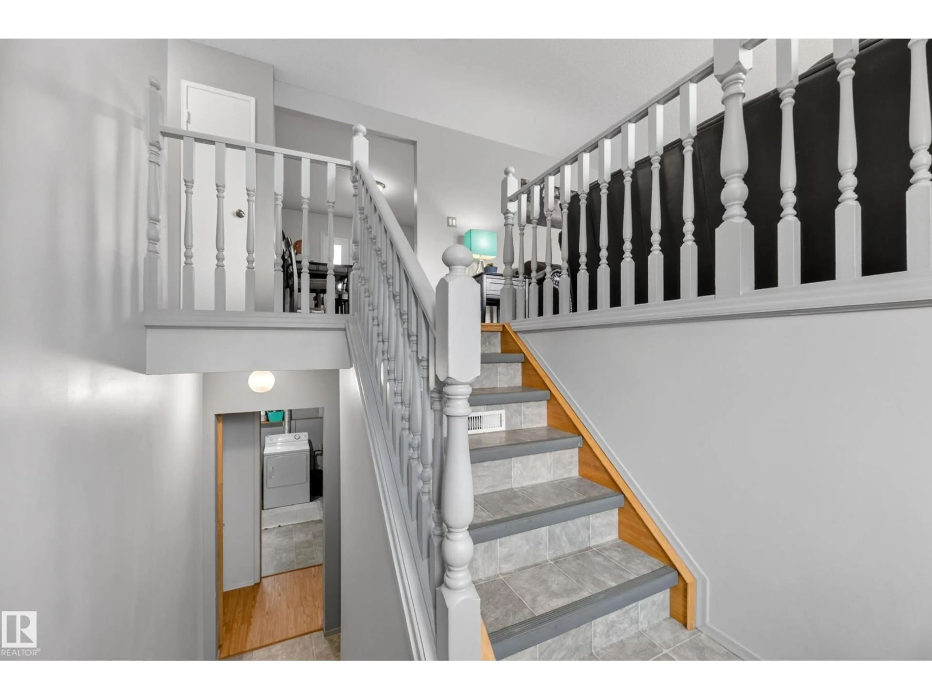 Indoor foyer for 2027 38 ST, Edmonton Alberta T6L3G9