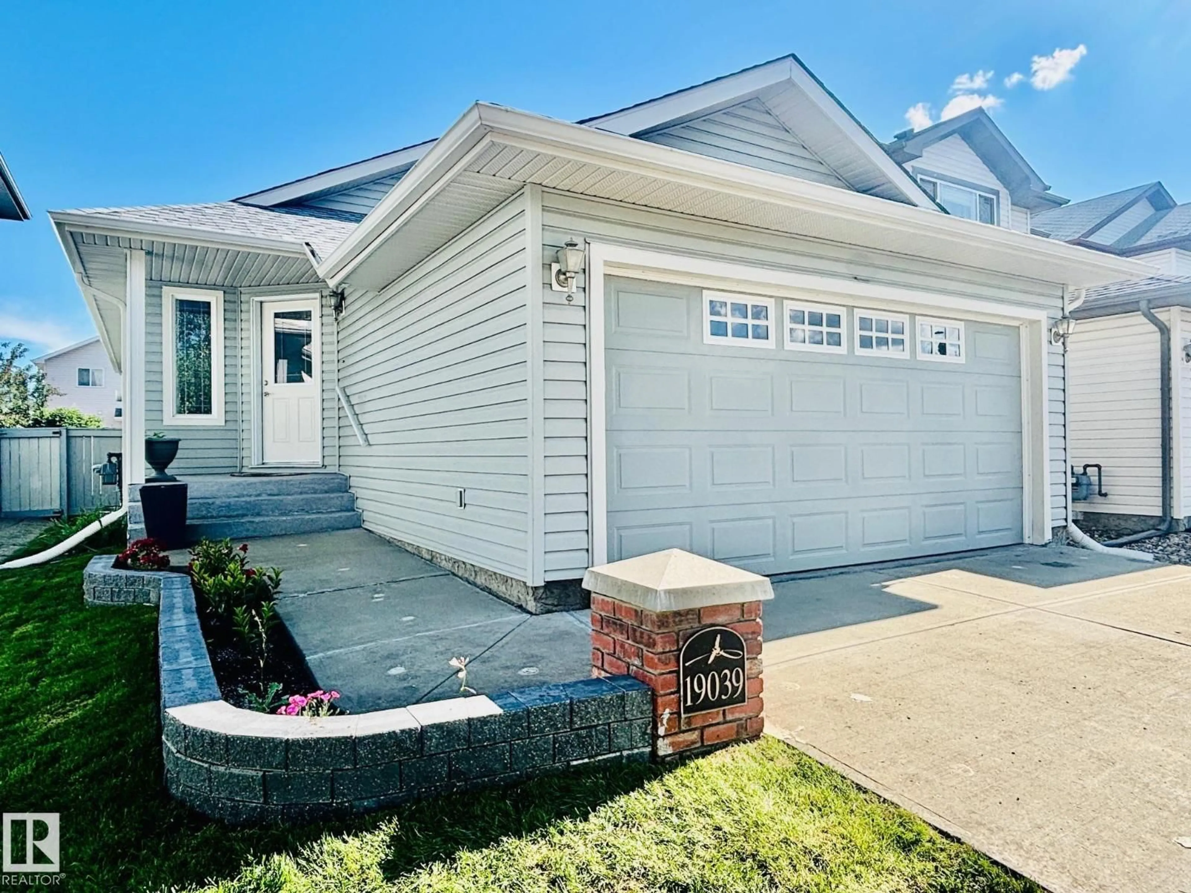 Home with vinyl exterior material, street for 19039 47 AV, Edmonton Alberta T6M2V6