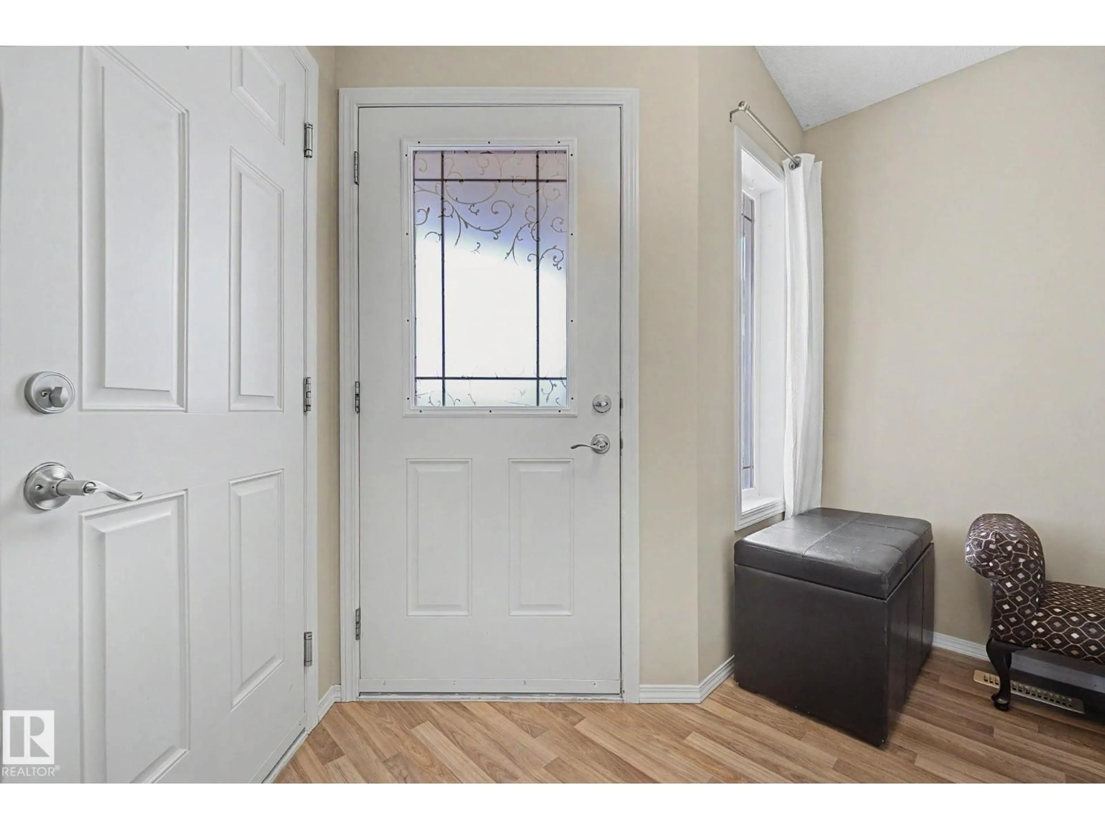 Indoor entryway for 19039 47 AV, Edmonton Alberta T6M2V6