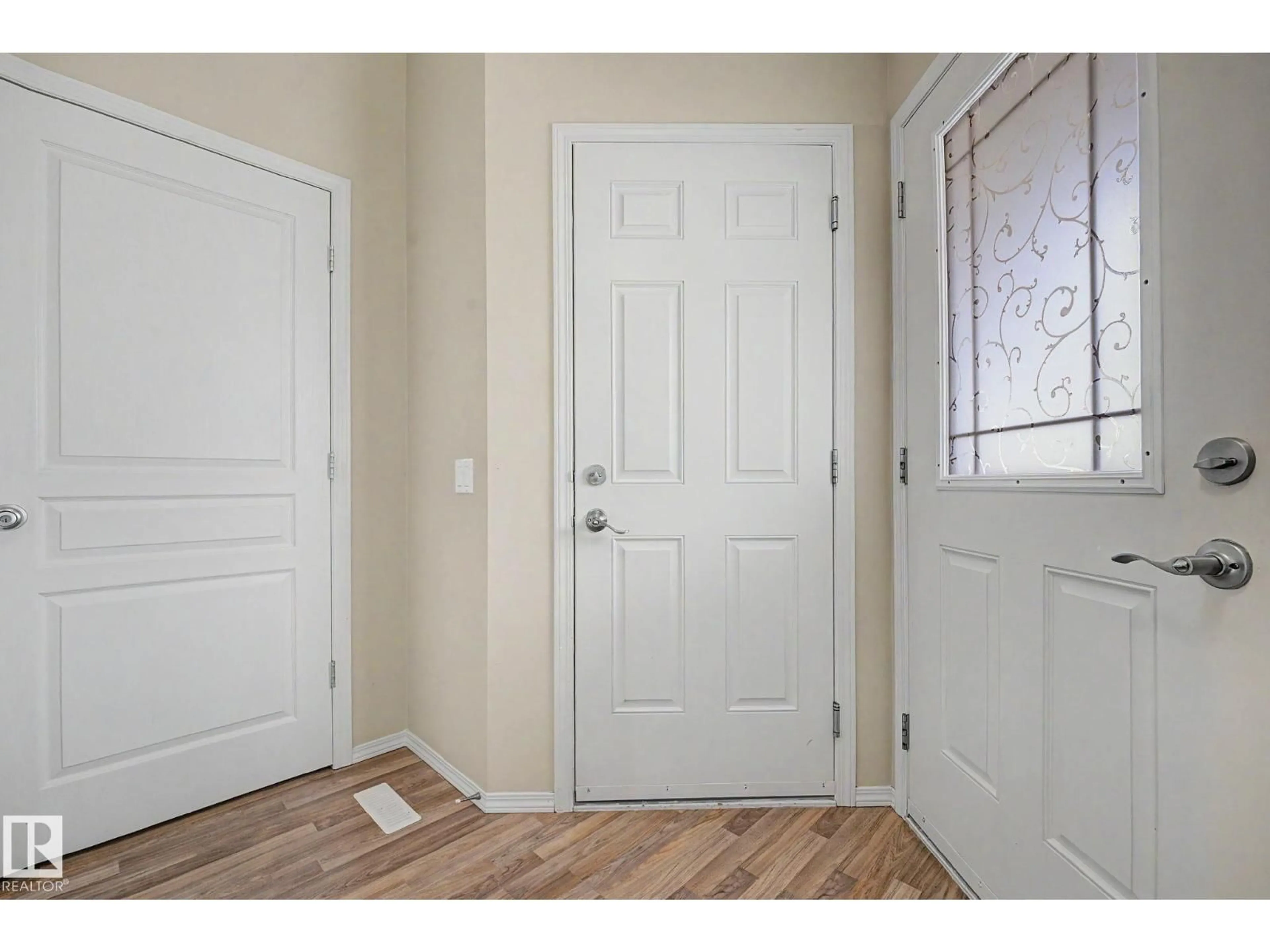 Indoor entryway for 19039 47 AV, Edmonton Alberta T6M2V6