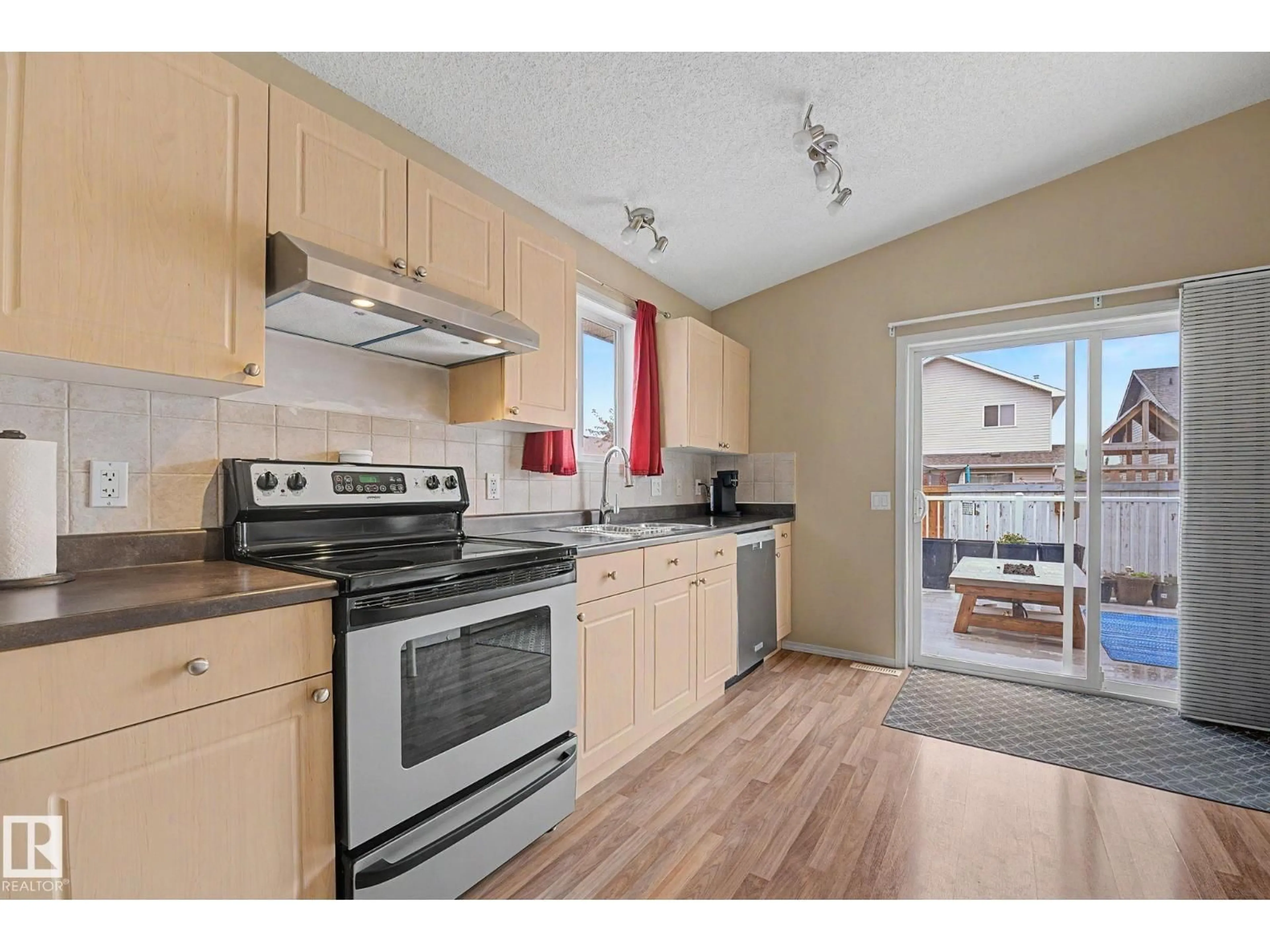 Standard kitchen, wood/laminate floor for 19039 47 AV, Edmonton Alberta T6M2V6