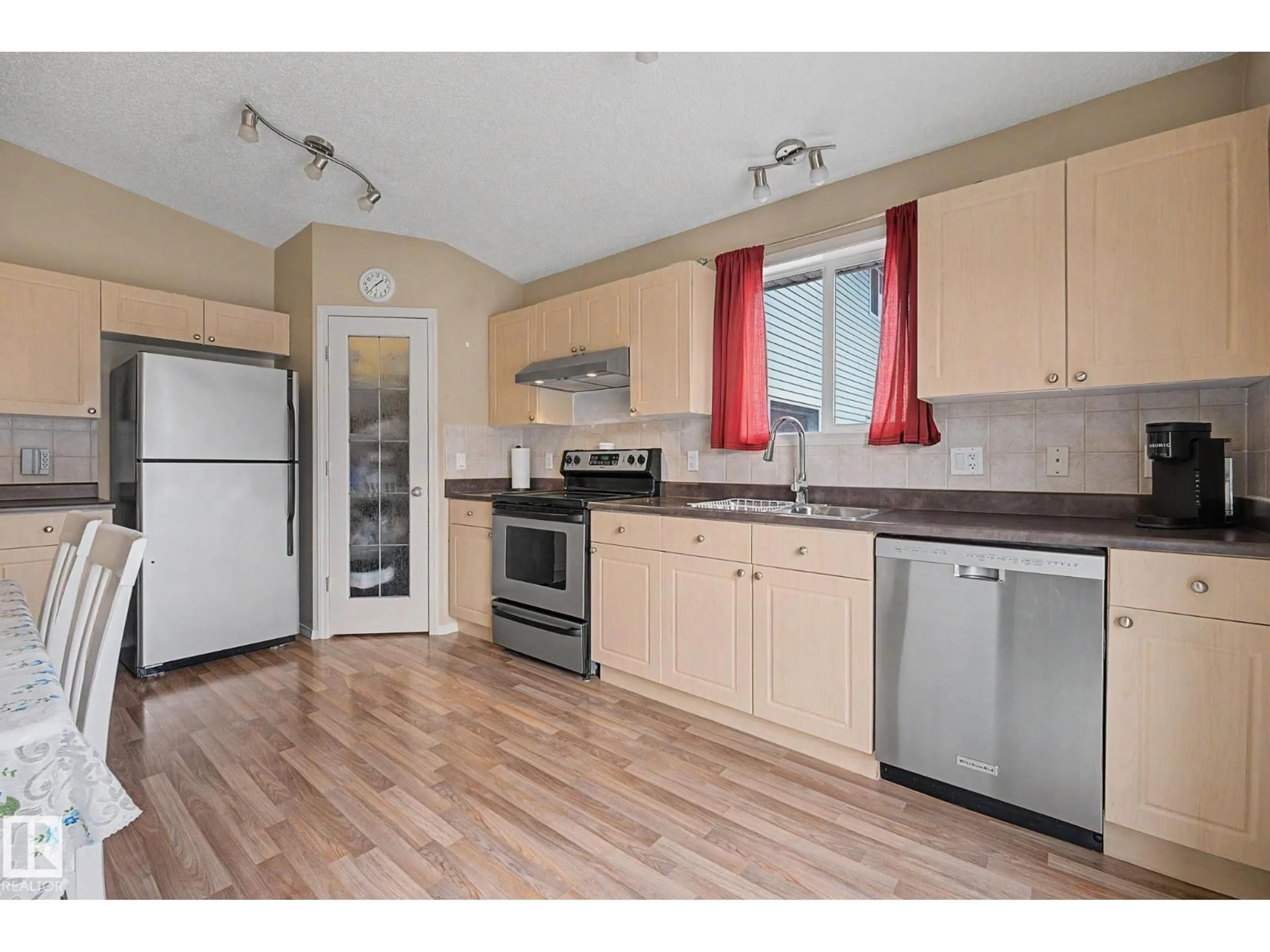 Standard kitchen, wood/laminate floor for 19039 47 AV, Edmonton Alberta T6M2V6