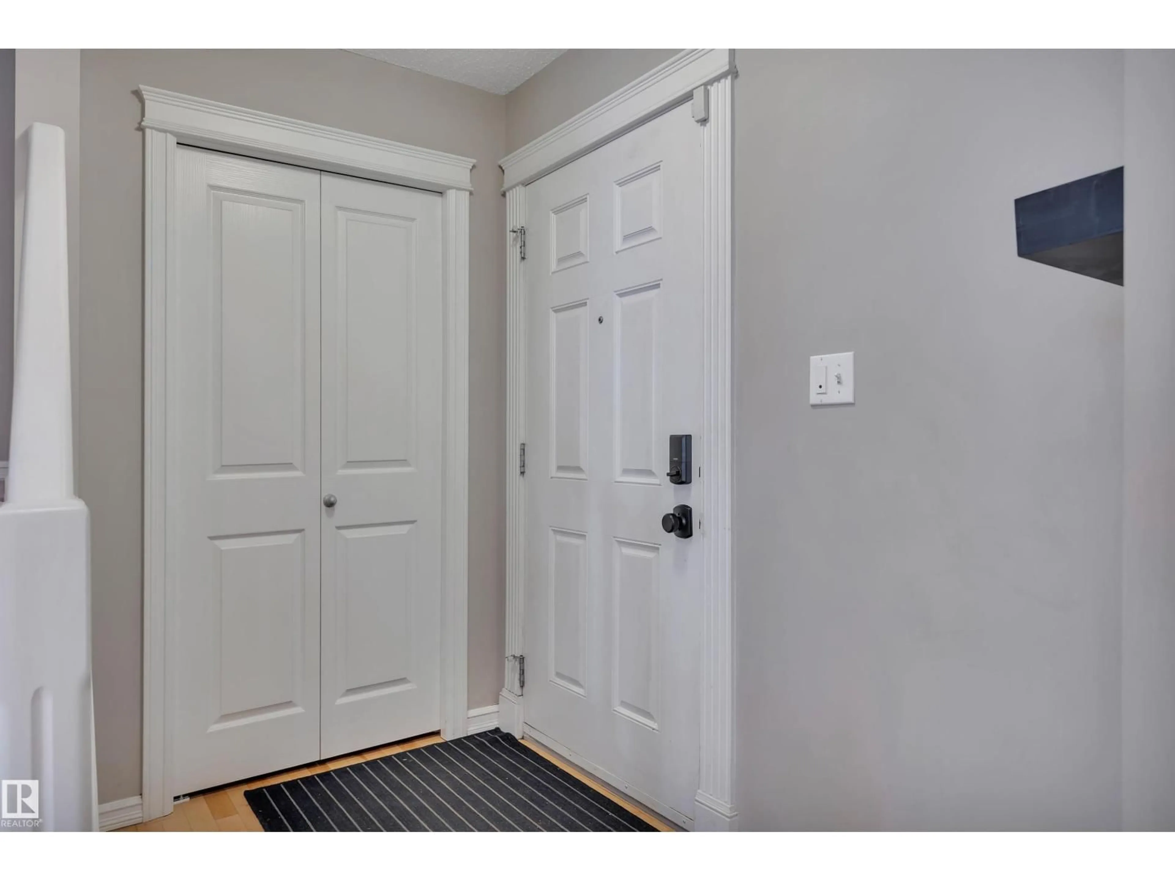 Indoor entryway for 5912 8 AV, Edmonton Alberta T6X0G5