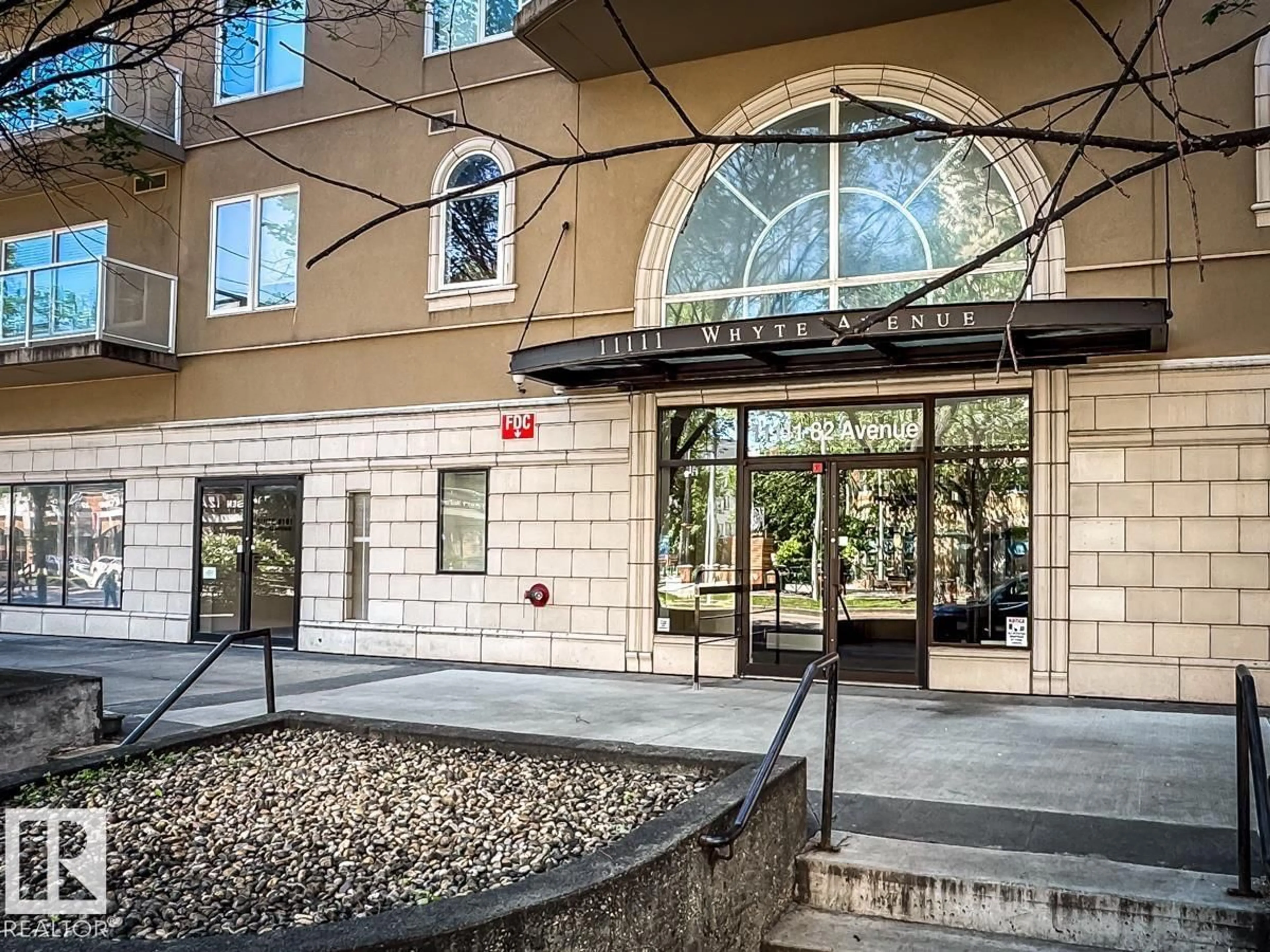 Indoor foyer for 607 11111 82 AVENUE AVENUE, Edmonton Alberta T6G0T3